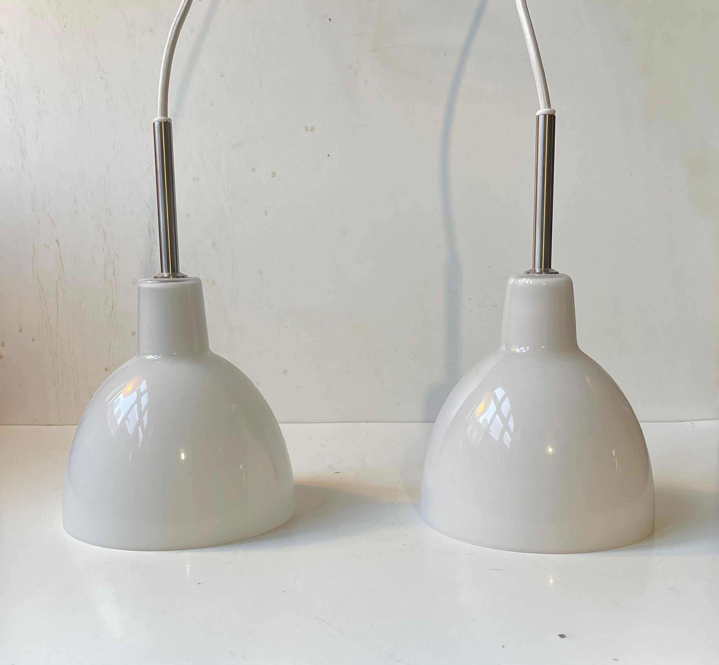 Fine XX secolo Louis Poulsen 'Toldbod' - Lampade a sospensione danesi in vetro opalino bianco in vendita