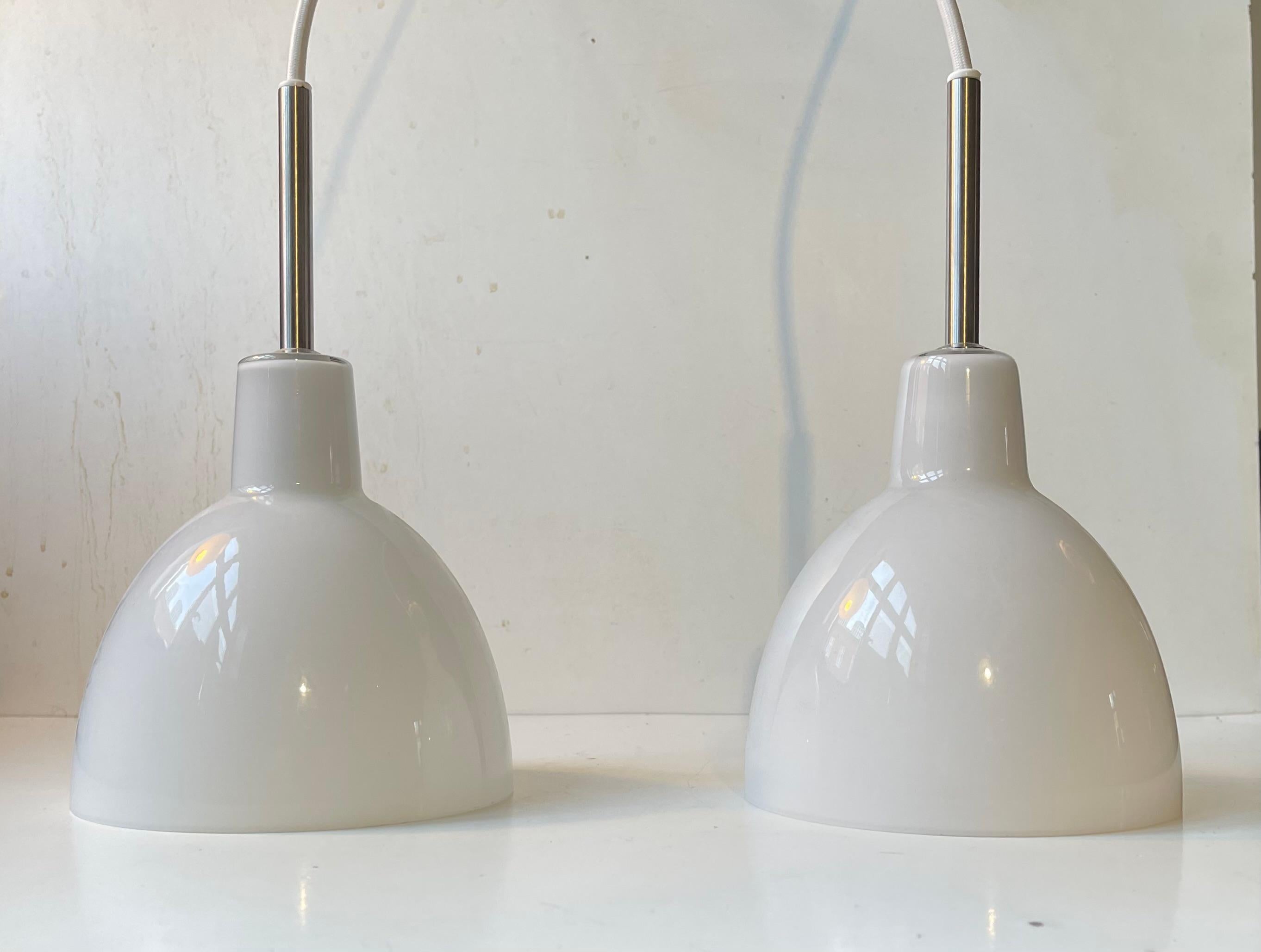 Vetro opalino Louis Poulsen 'Toldbod' - Lampade a sospensione danesi in vetro opalino bianco in vendita