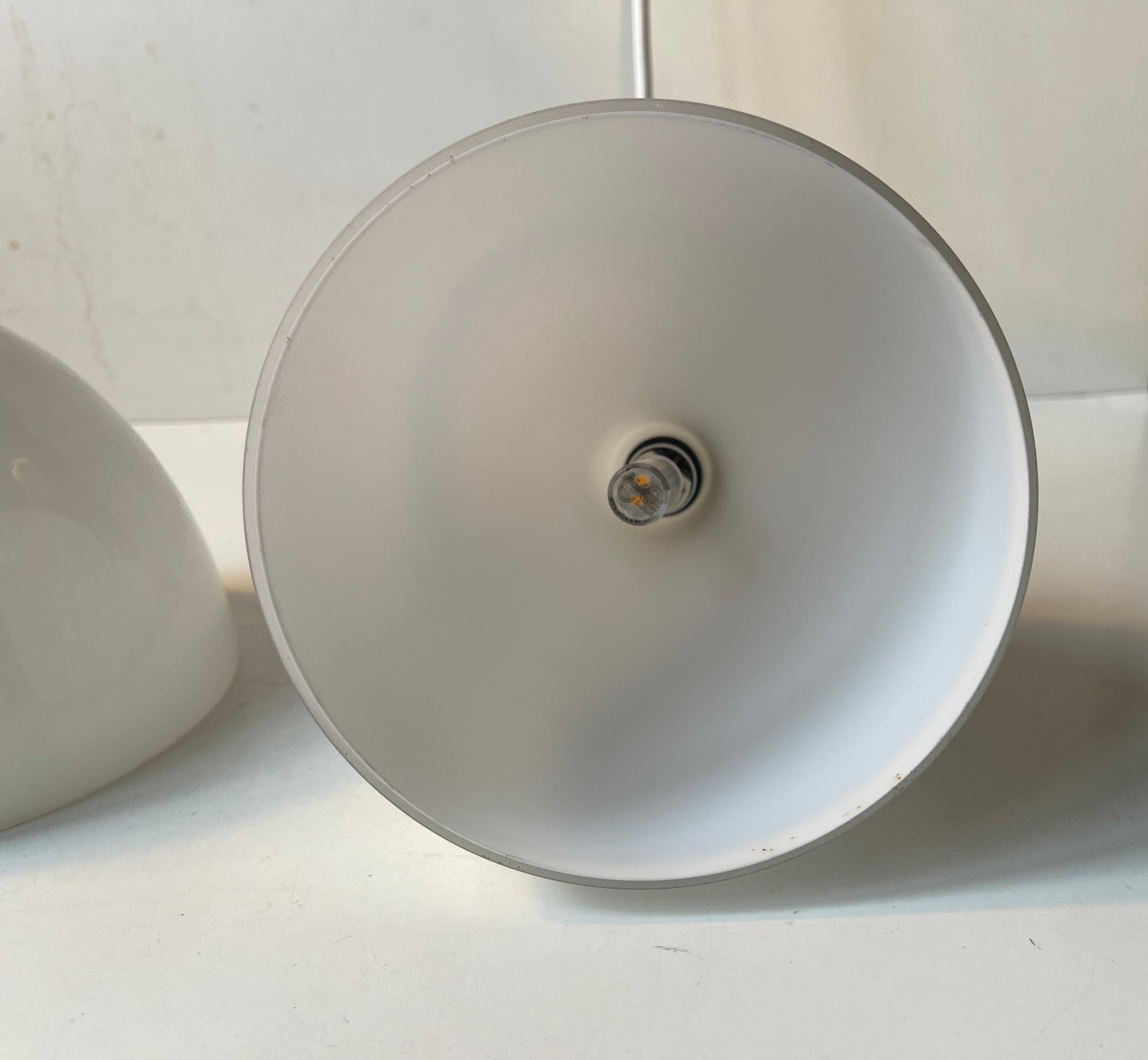 Louis Poulsen 'Toldbod' - Lampade a sospensione danesi in vetro opalino bianco in vendita 1