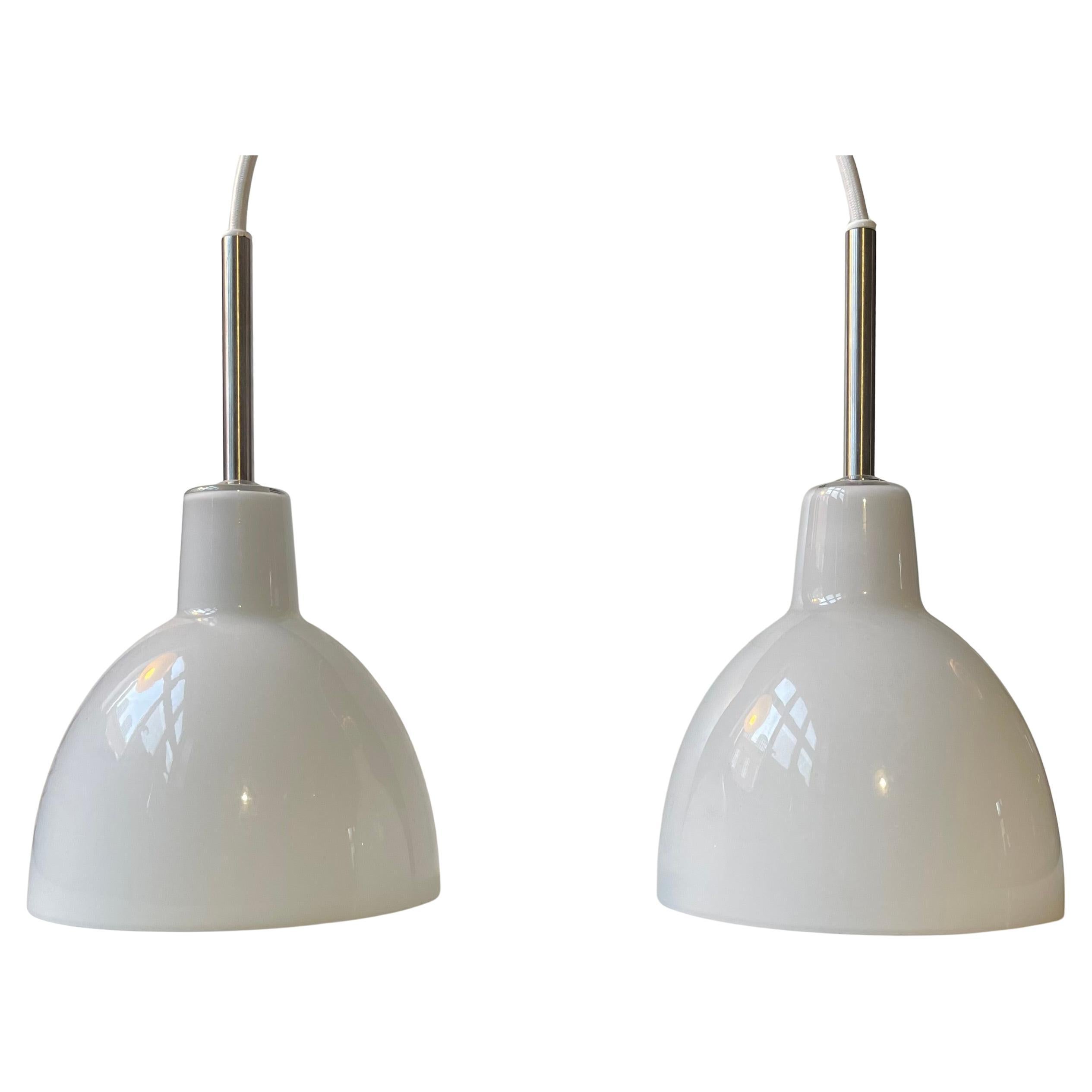 Louis Poulsen 
Toldbod
 - Lampade a sospensione danesi in vetro opalino bianco