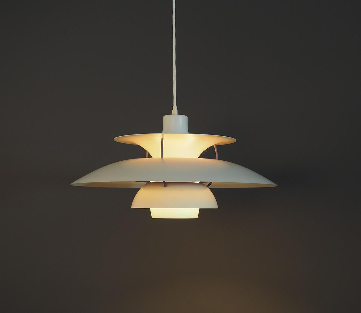 Un classique du design danois conçu par Poul Henningsen dans les années 1950.
La lampe PH5 est composée de plusieurs couches de métal peintes en blanc mat avec des accents bleus et rouges.
Diamètre 50 cm.
Il s'agit d'éditions anciennes datant du