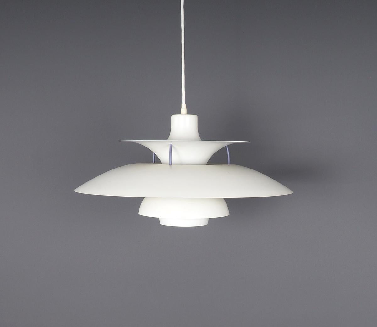 Louis Poulsen Vintage PH5 white metal Lamp by Poul Henningsen, 1970s In Good Condition For Sale In HEILOO, NL