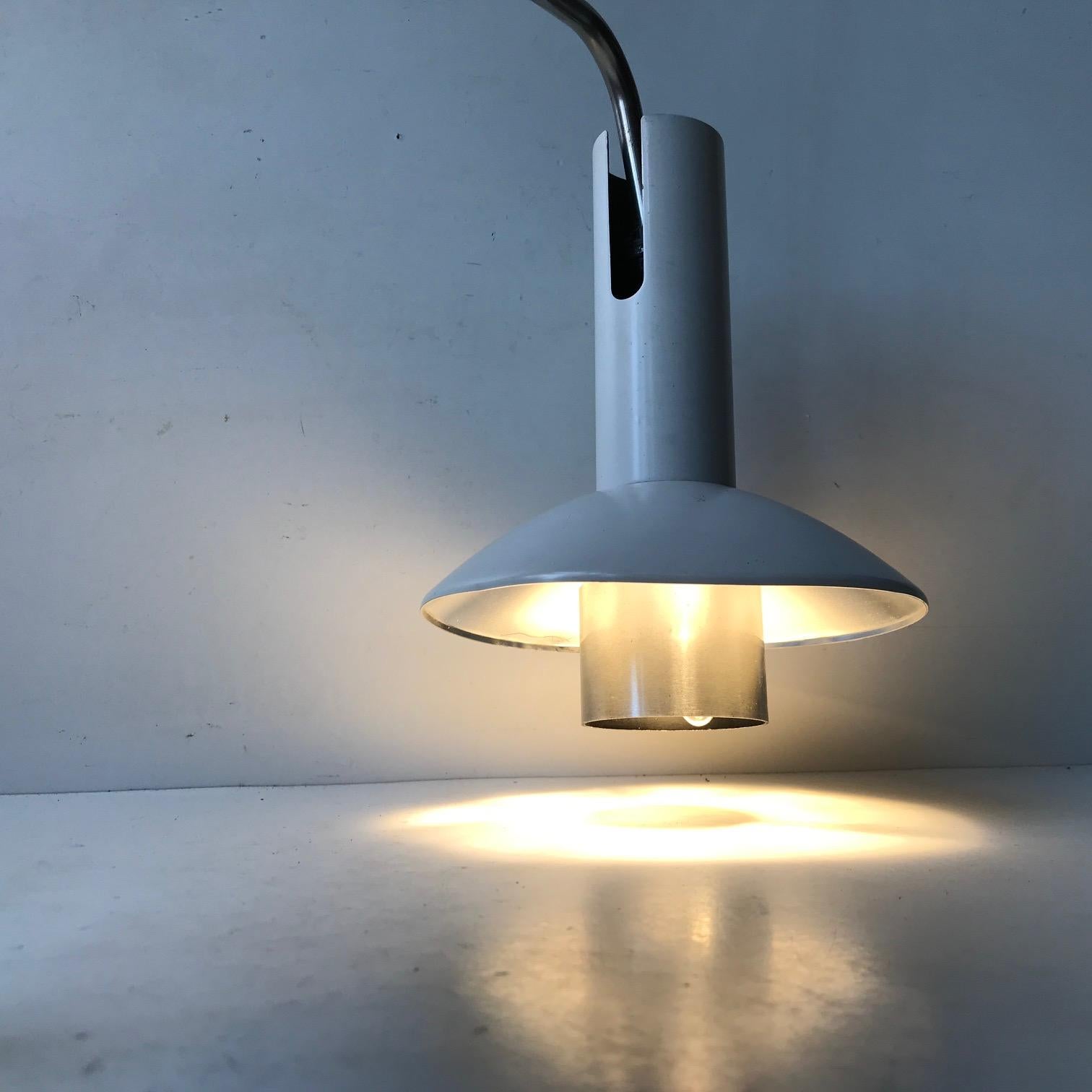 Scandinave moderne Lampe murale blanche réglable Louis Poulsen, années 1970 en vente