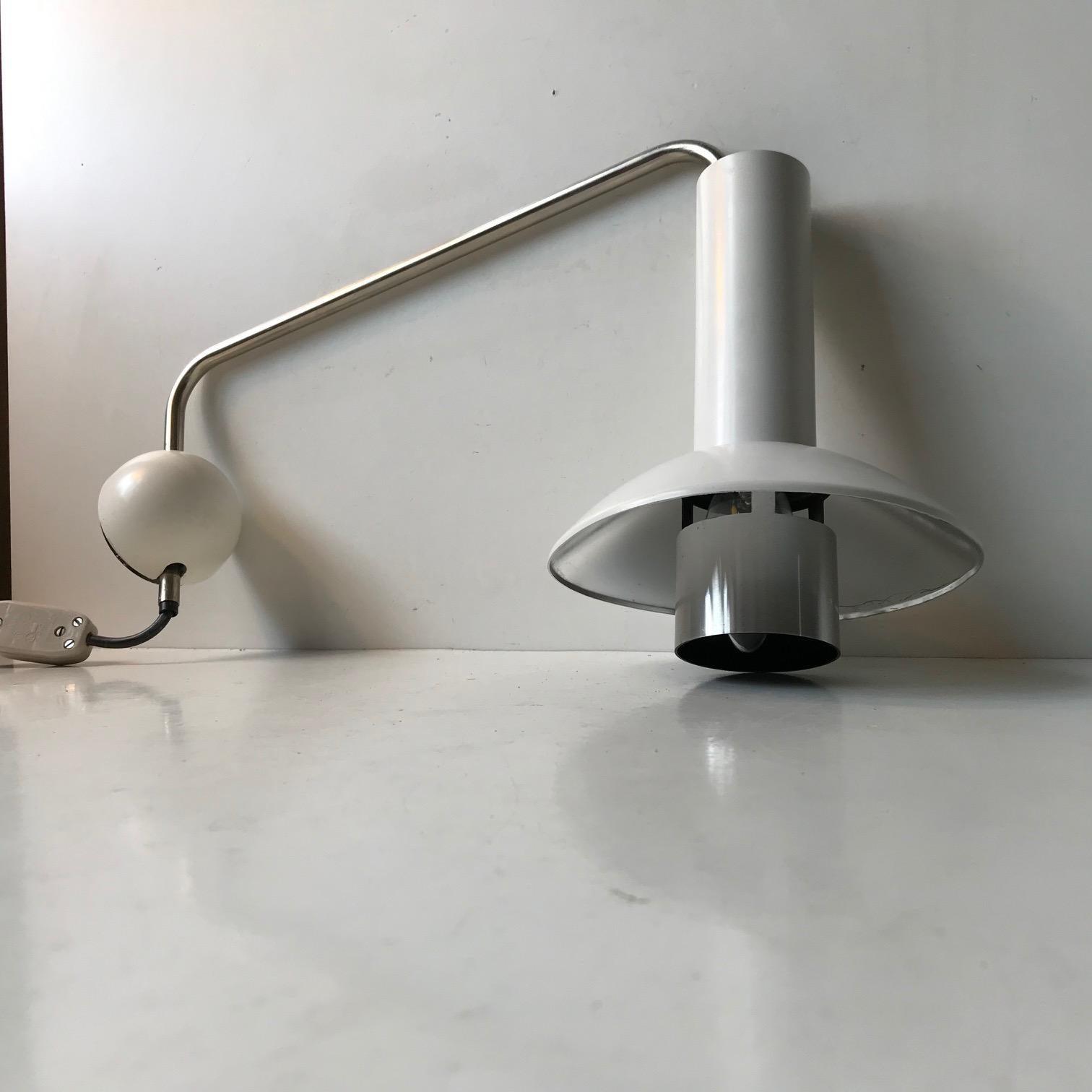Louis Poulsen White Adjustable Wall Lamp, 1970s In Good Condition For Sale In Esbjerg, DK