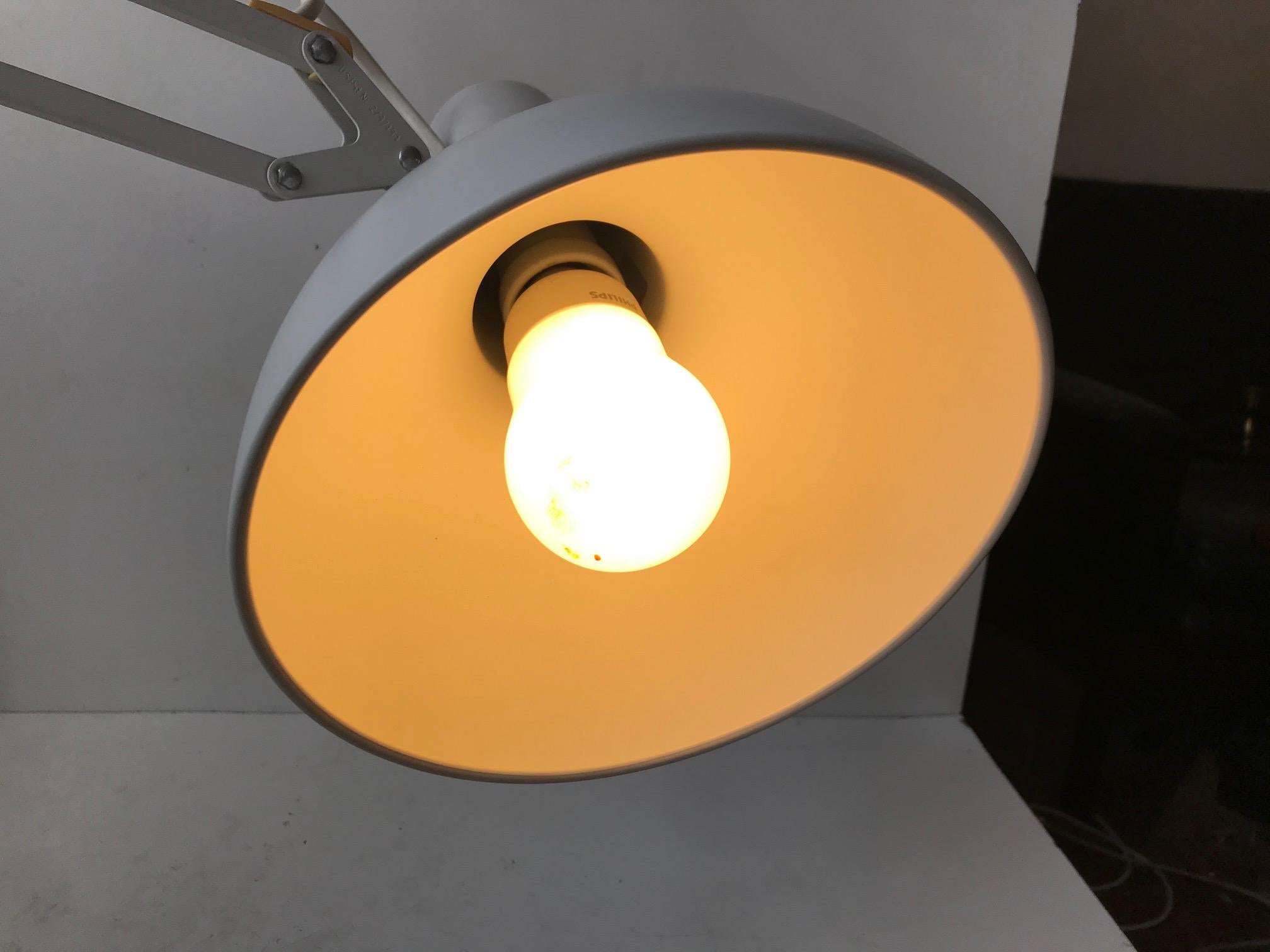 Louis Poulsen White Articulated Architects Desk or Wall Lamp, 1980s In Good Condition For Sale In Esbjerg, DK
