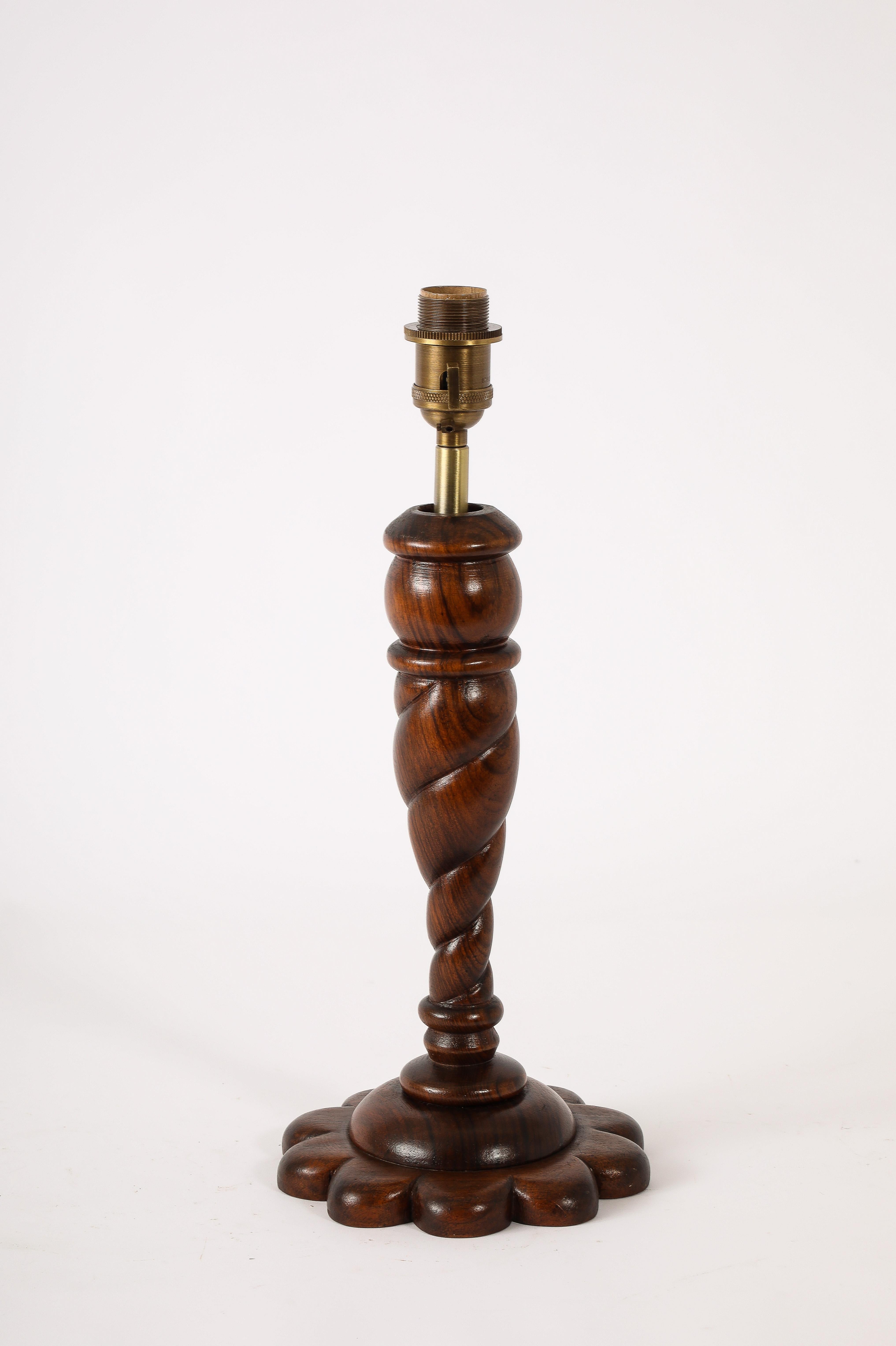 Lámpara de mesa Louis Prodhon de palisandro tallado, Francia Años 40 Francés en venta