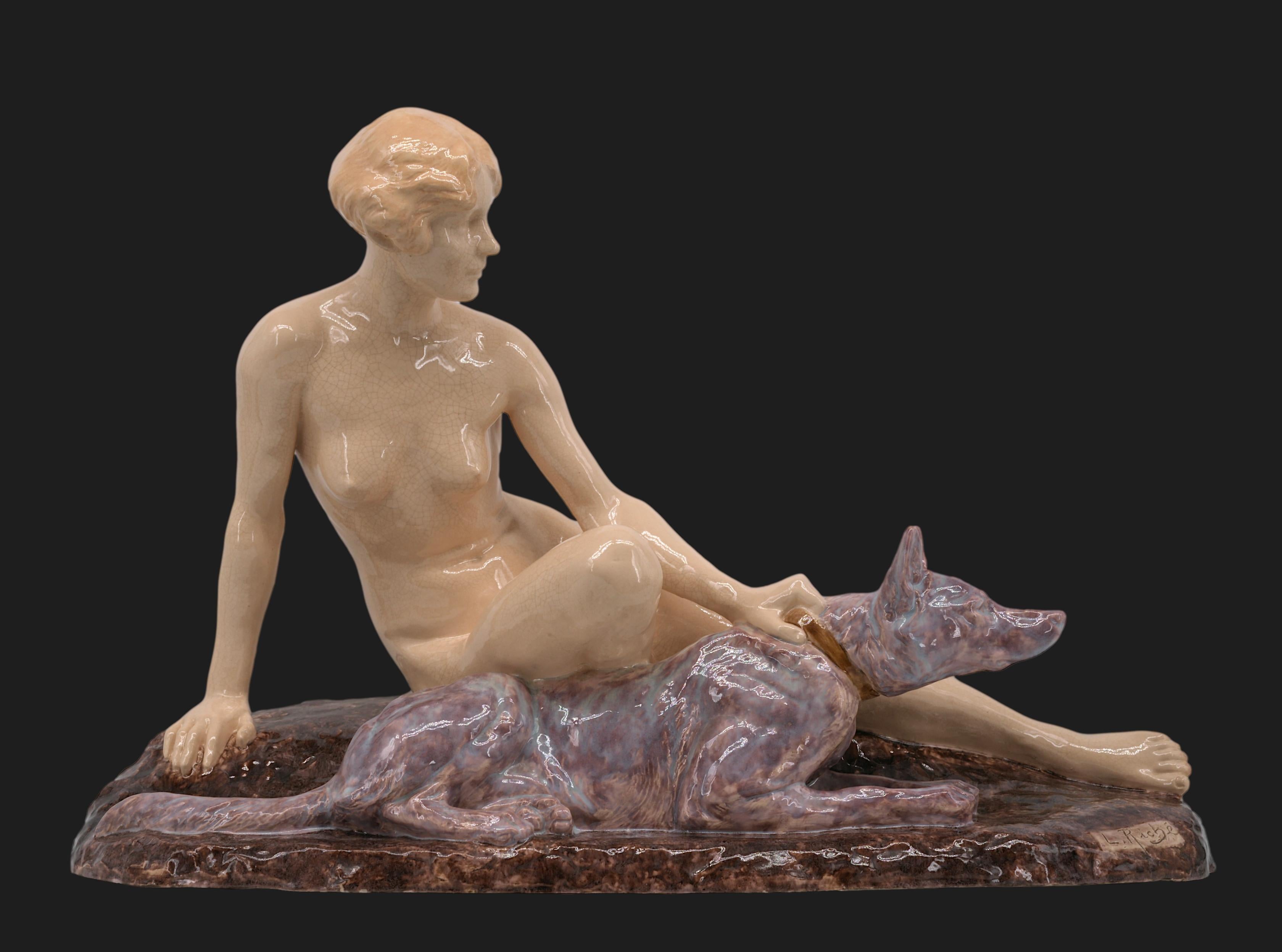 Dama desnuda y pastor alemán Art Decó francés de Louis RICHE, Francia , ca.1920. Terracota vidriada policromada. Altura: 44,5 cm (17,5