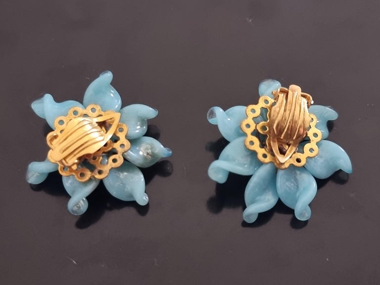 Boucles D'oreilles Style Art Déco Par Louis Rousselet - Années 40/50 - Pâte De Verre Bleu Turquoise - Laiton Doré - Très Bon état