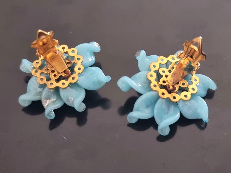 Paire De Clips D'oreilles Vintage Louis Rousselet Années 40 - Fleurs En Verre, Blanc Et Bleu Marine