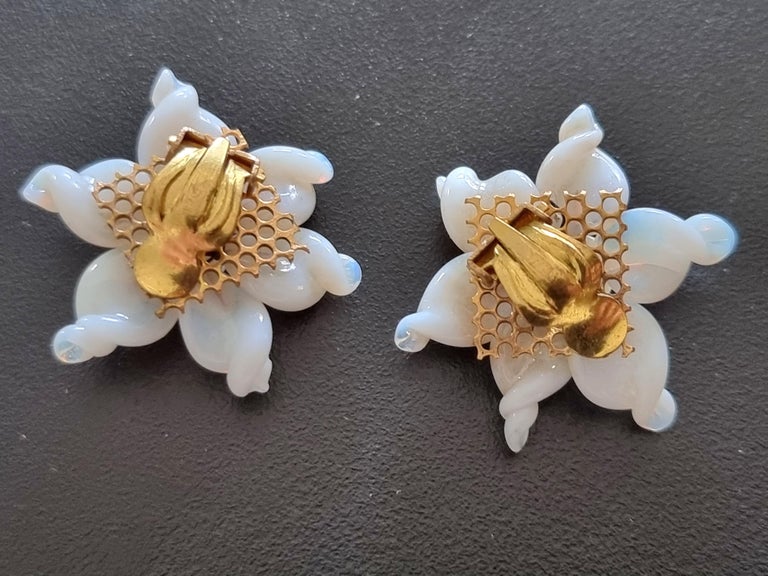Paire De Clips D'oreilles Vintage Louis Rousselet Années 40 - Fleurs En Verre, Blanc Et Bleu Marine