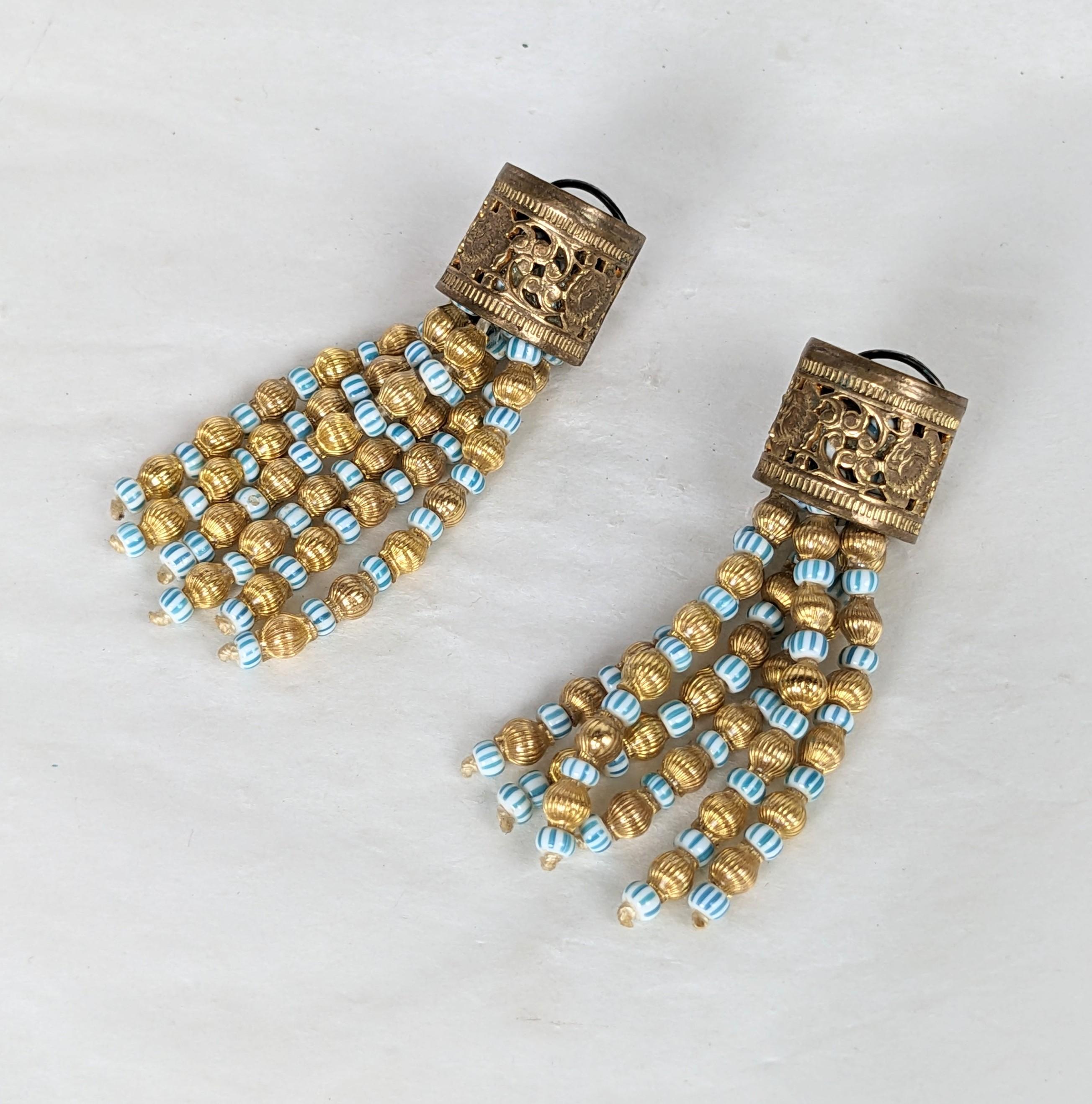 Lange, chinesisch inspirierte Louis Rousselet Quastenohrclips aus den 1930er Jahren. Aus vergoldetem, durchbrochenem, blattförmigem Metall mit Quasten, die aus kleinen gerippten, vergoldeten Perlen und gestreiften venezianischen Glasperlen bestehen.
