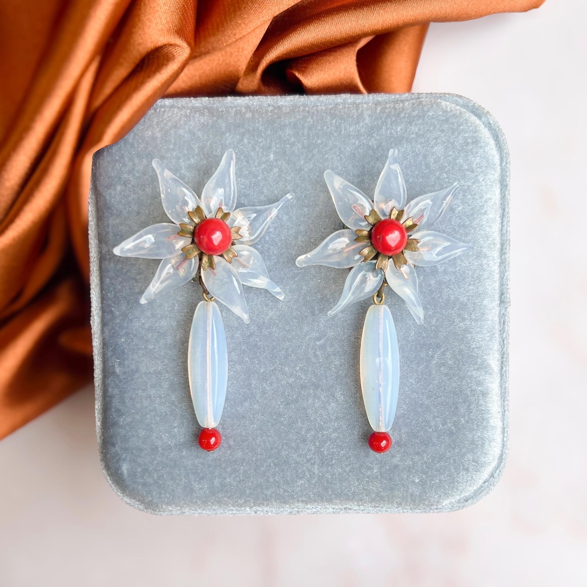 Diese zarten und hübschen Glasblumen-Ohrringe stammen aus den 1950er Jahren und wurden in Frankreich von der Firma Louis Rousselet hergestellt, wahrscheinlich für die Designerin Madeleine Rivière.

Zustandsbericht:
Ausgezeichnet 

Die