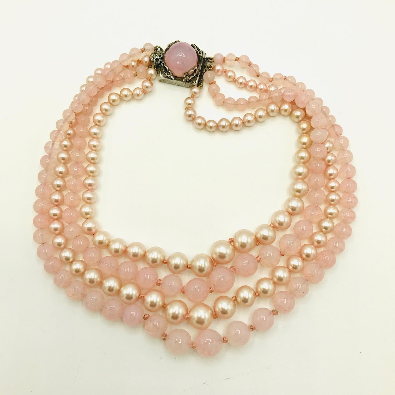 Ein klassisches vierreihiges Collier von Louis Rousselet, Paris, aus den 1950er Jahren.

Diese wunderschöne Halskette hat ein klassisches Design mit Glasquarzperlen und handgefertigten Glasperlen, die von dem französischen Designer Louis Rousselet