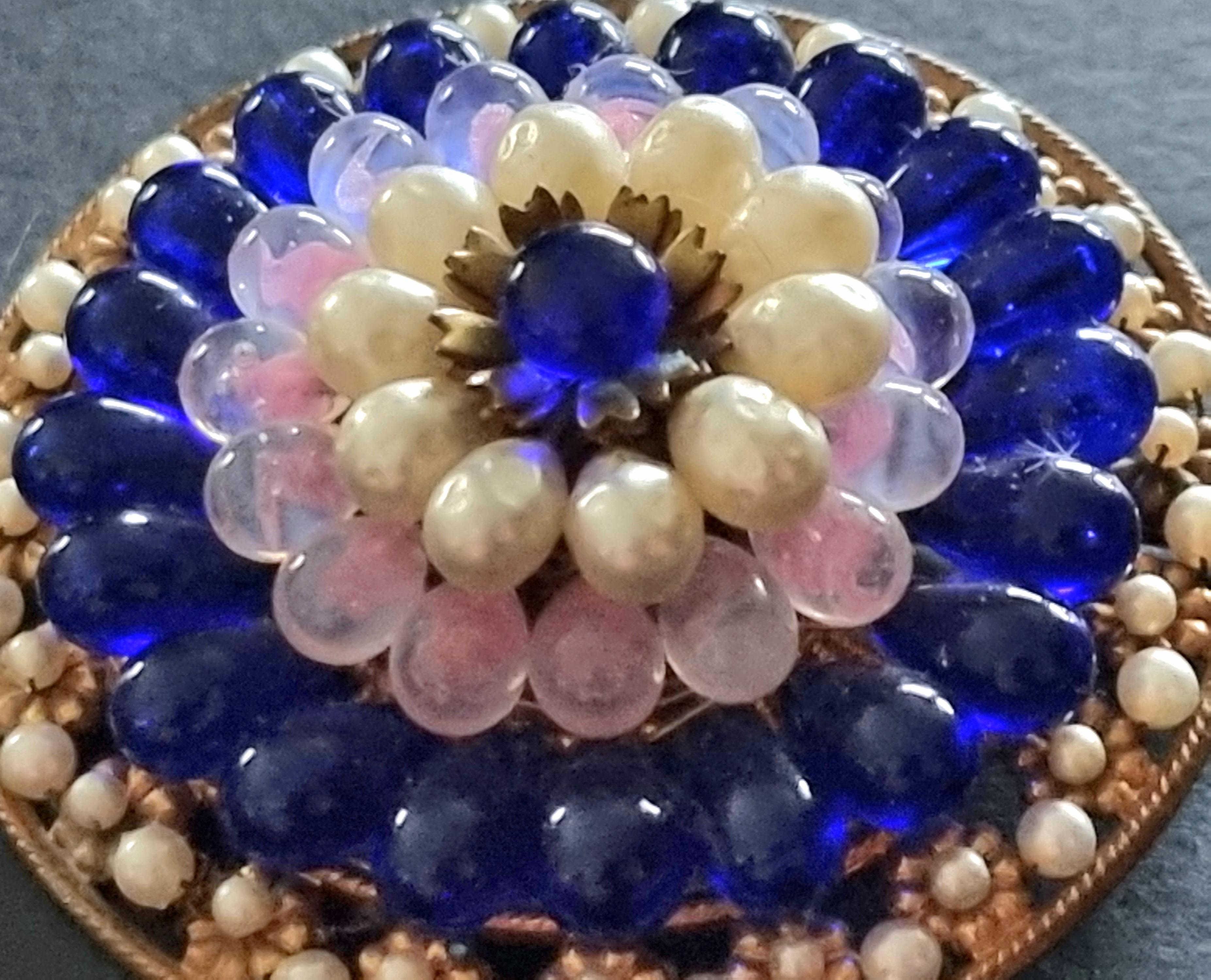 Sublime large old BROOCH,
vintage from the 50s,
made of glass beads, exquisite workmanship,
exceptional work of famous jeweler Louis Rousselet,
diameter 5.8 cm,
collector's item,
good condition.

A child of Ménilmontant and the popular suburbs of