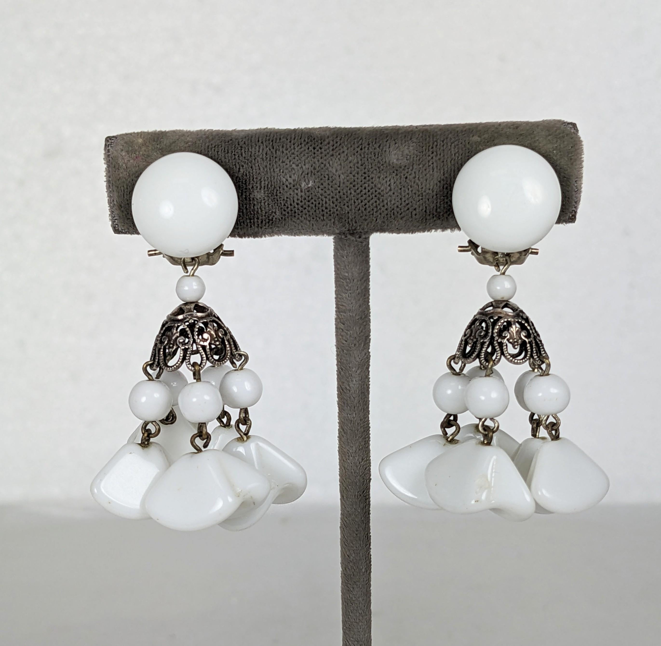 Louis Rousselet, fermaglio per orecchie estivo in vetro bianco con pastiglie rotonde in plate de verre bianco gesso, perline rotonde e teste di fiori modellate a mano. Realizzato con filigrane e accessori traforati in argento. Contrassegnato: