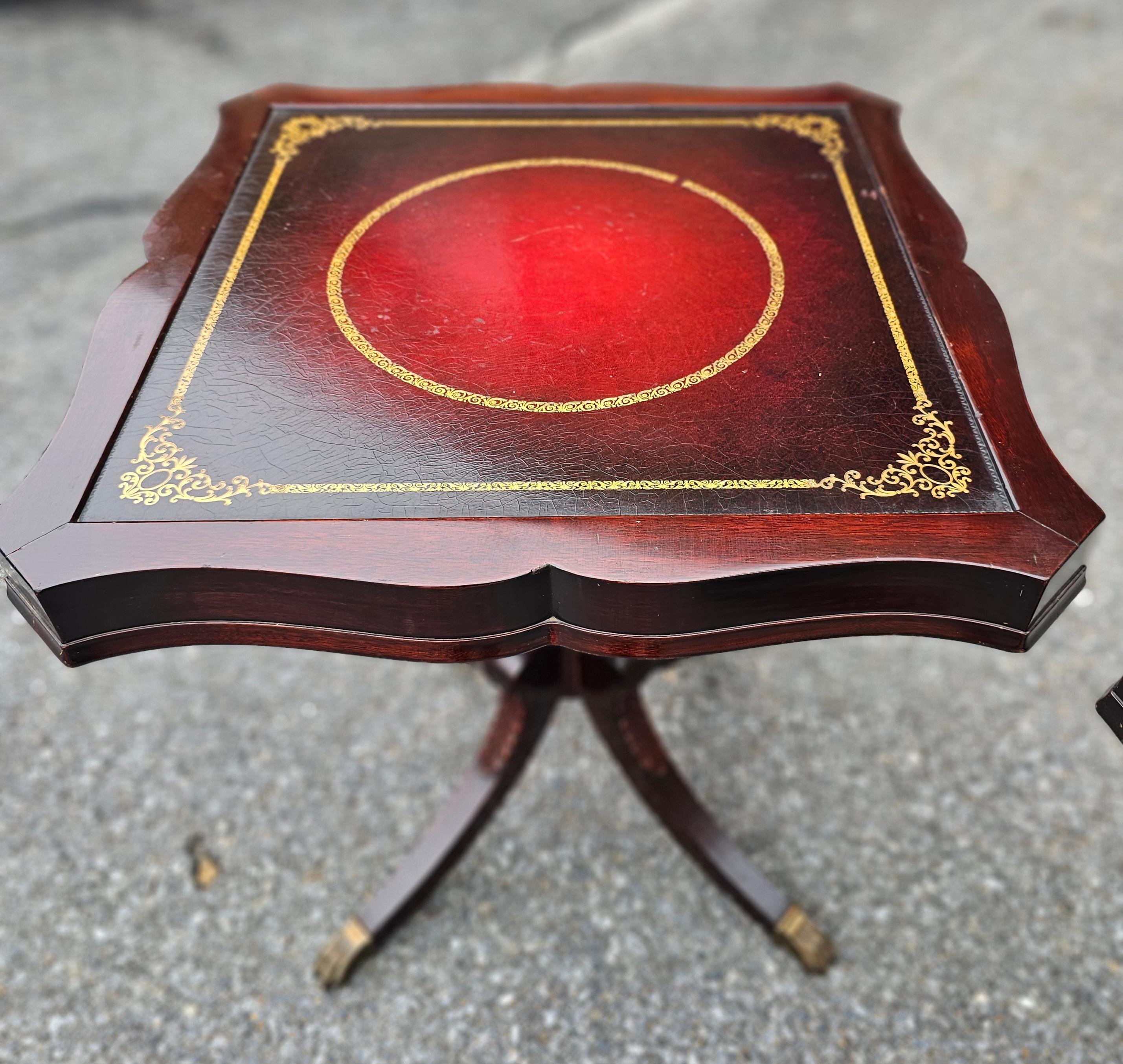 Louis Scalera English Regency Mahogany and Tooled Leather Pedestal Side Tables en vente 1