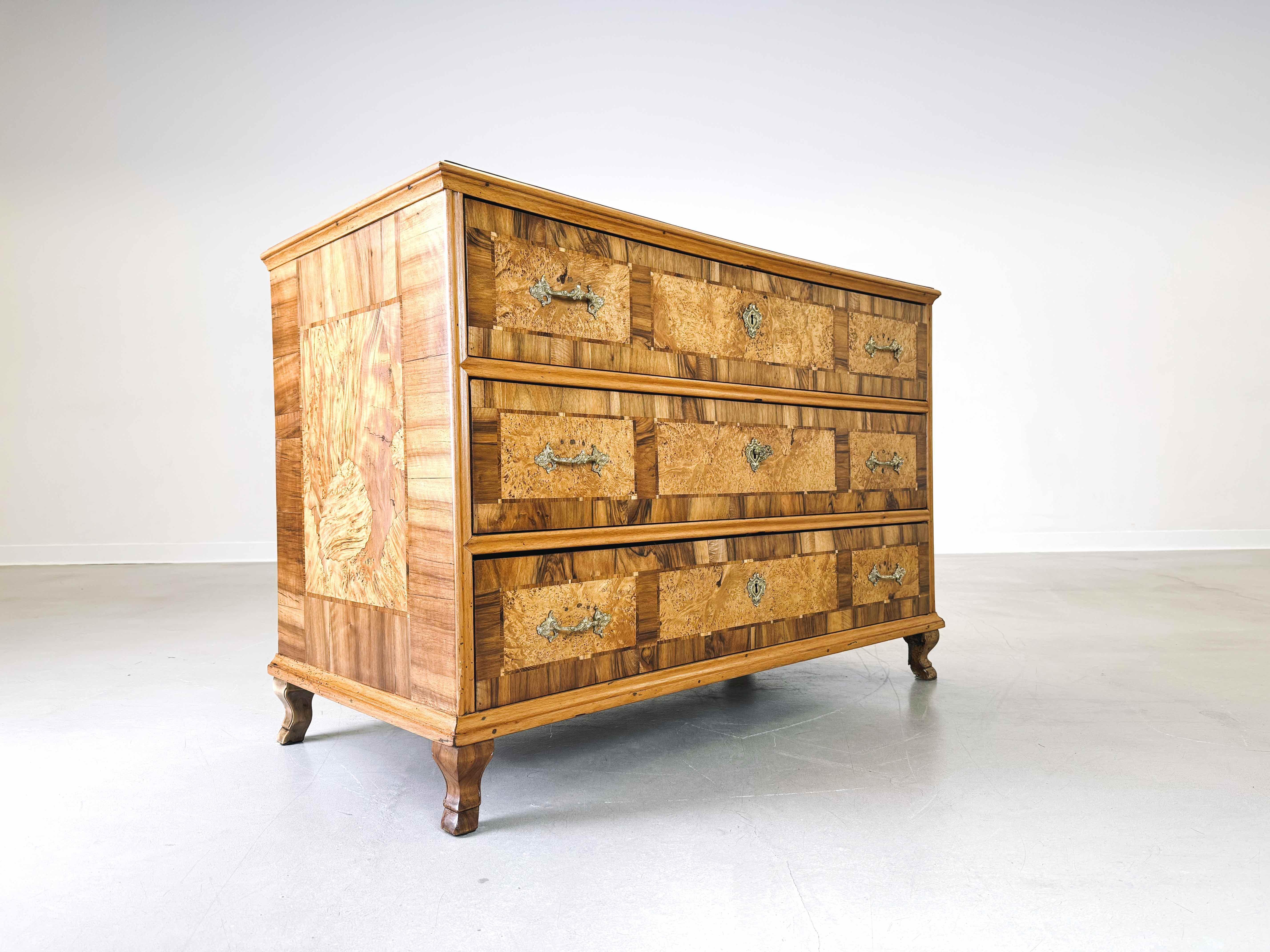 Mettiamo in vendita una bellissima cassettiera Louis Seize della fine del XVIII secolo. Il design classico di Josephine colpisce per l'impiallacciatura mozzafiato in ciliegio e legno dolce. La gommalacca è stata applicata di recente, ma presenta