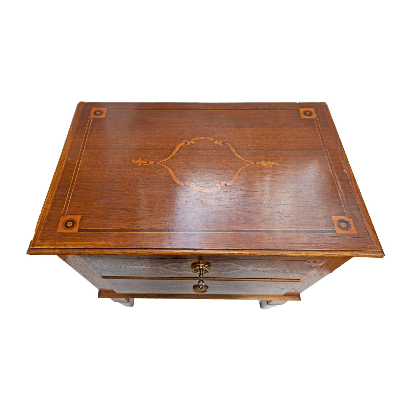 Louis Seize chest of drawers oak France circa 1770 

 
Compact oak chest with two drawers, on legs typical of the time. With curved maple inlay. This furniture is oak veneered, mainly worked on oak and overall in good condition. The surface is