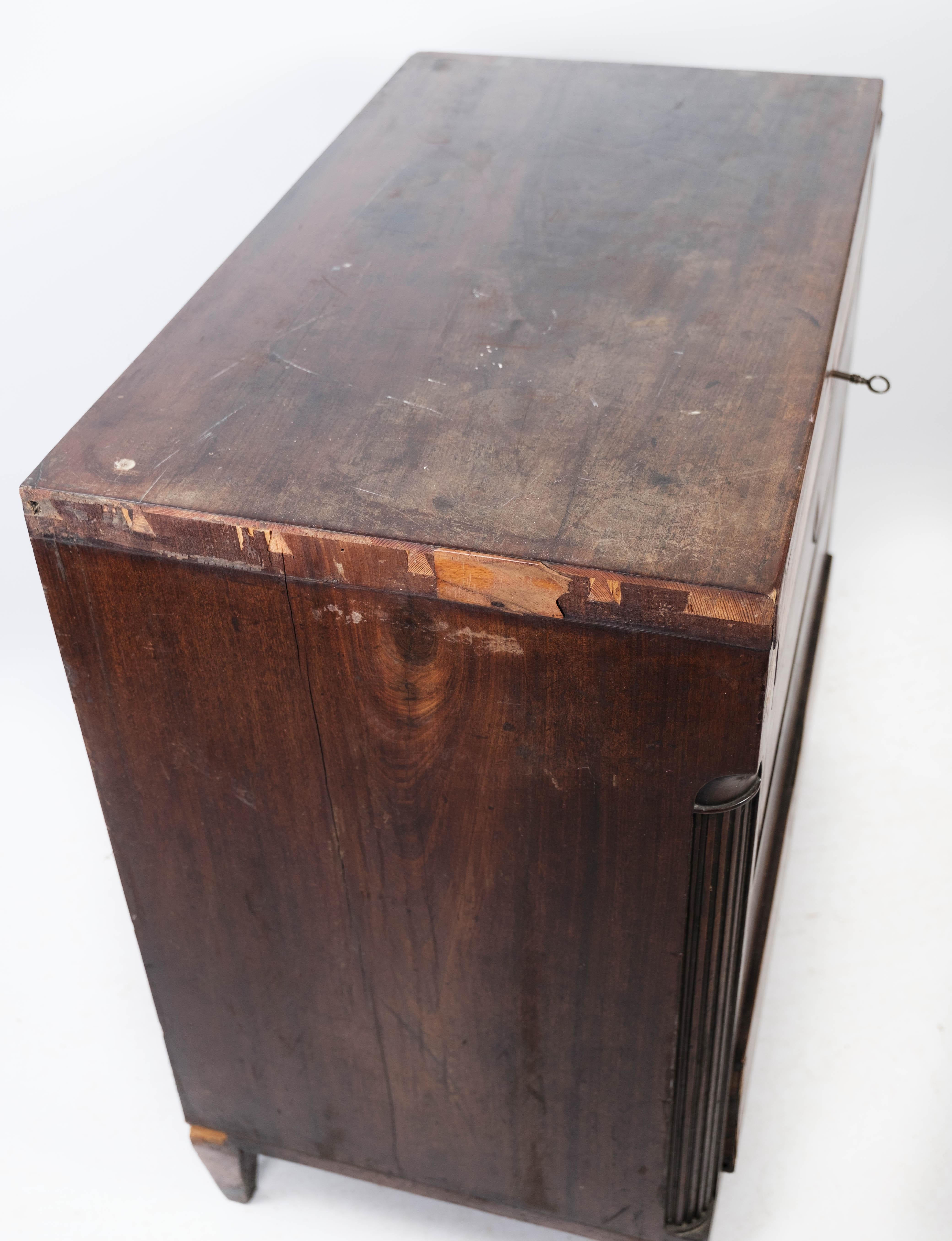 Commode Louis Seize en acajou avec bois incrusté des années 1790 en vente 4