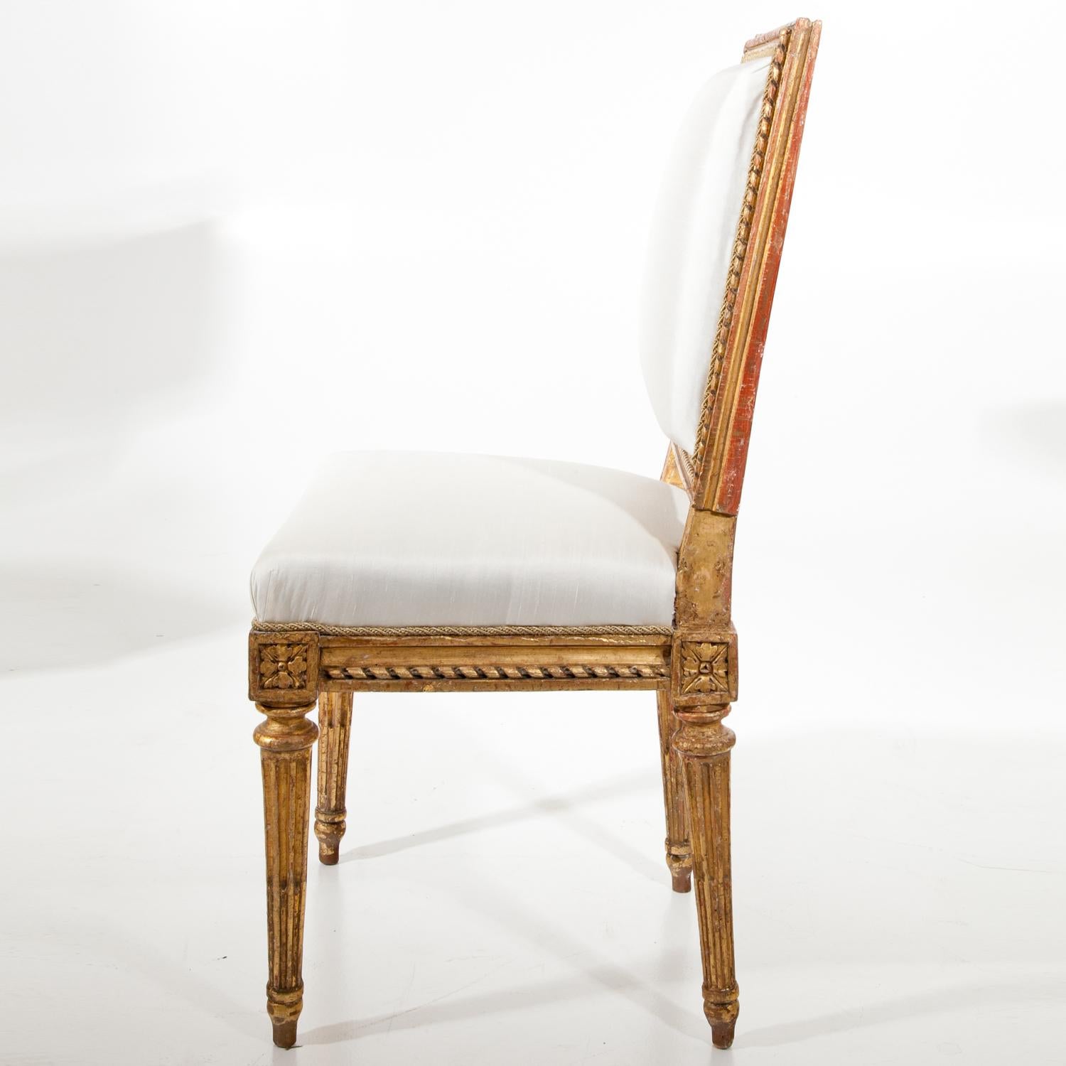 Vergoldeter Kinderstuhl von Jean Baptiste Boulard (1725-1789) auf konisch zulaufenden, kannelierten Beinen, mit neu gepolsterter Rückenlehne und Sitzfläche in Weiß. Auf der Unterseite gestempelt JB Boulard.