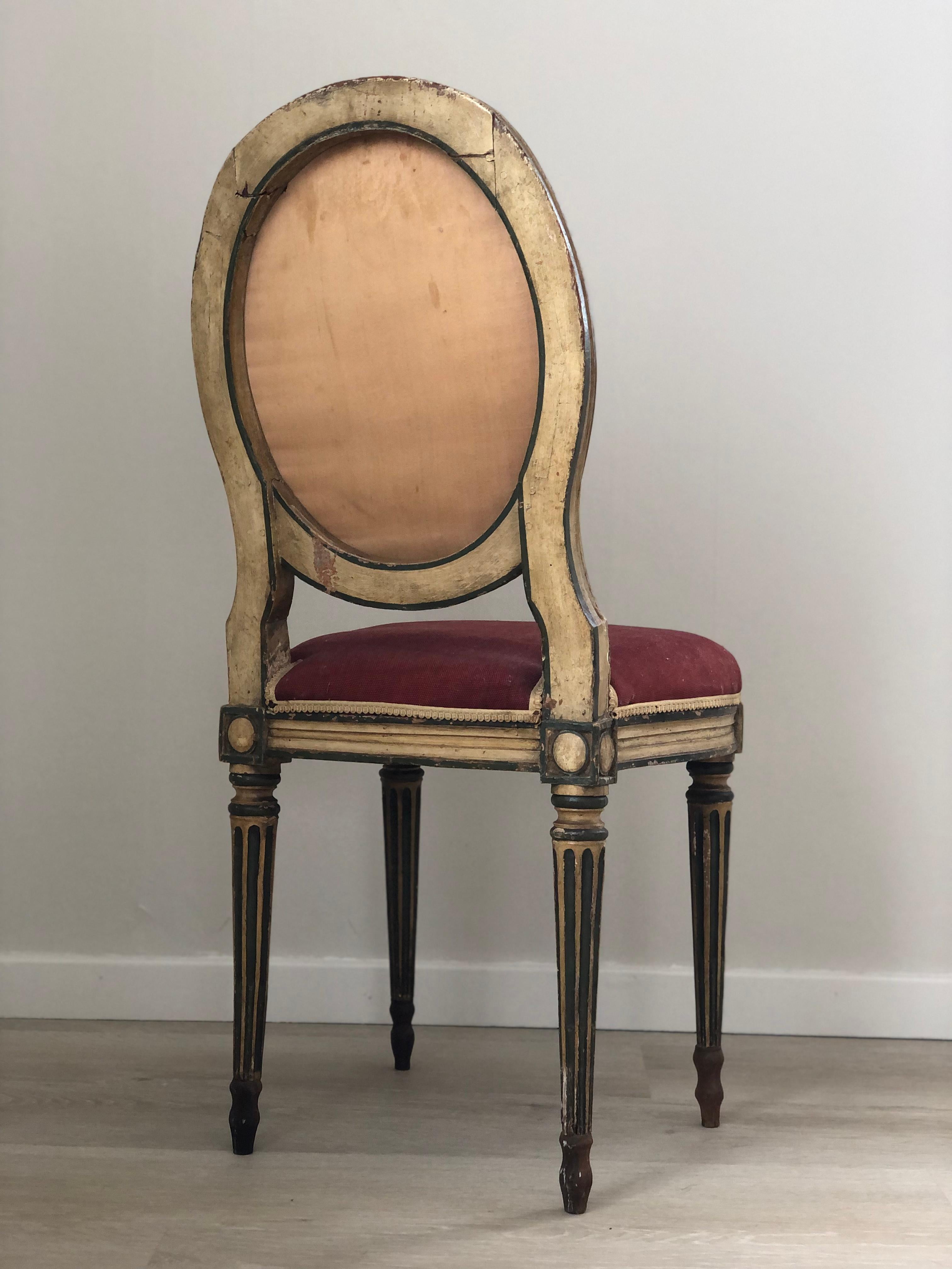 Chaise médaillon Louis Seize richement sculptée et recouverte d'un tissu rouge robuste. La chaise en bois doré a des accents verts. En état d'origine, fin du 19e siècle, en provenance de France.

Objet : Président
Designer : Inconnu
Style : Antique,