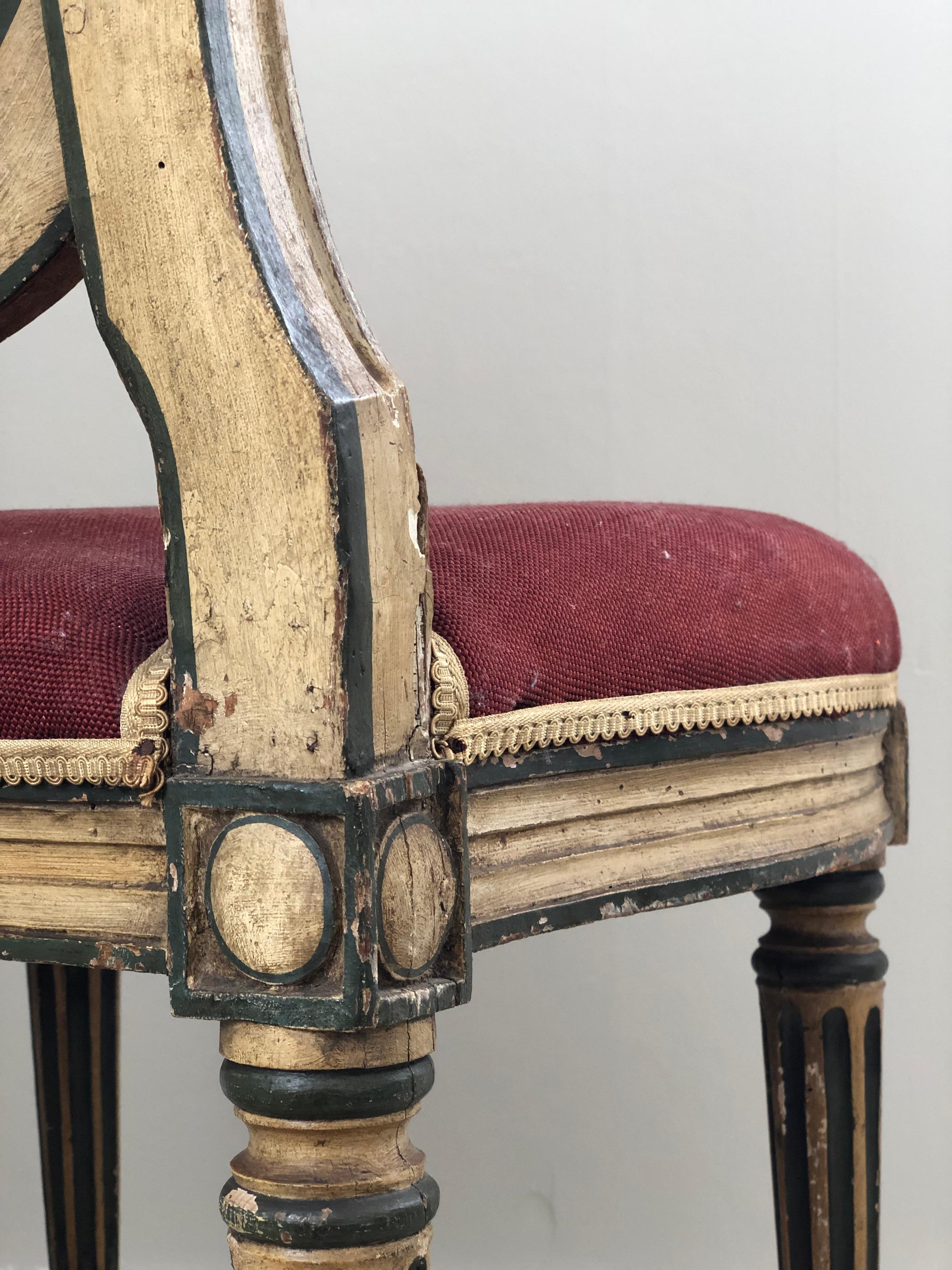 Sculpté à la main Chaise à médaillon en bois doré Louis Seize Fin du 19e siècle  en vente