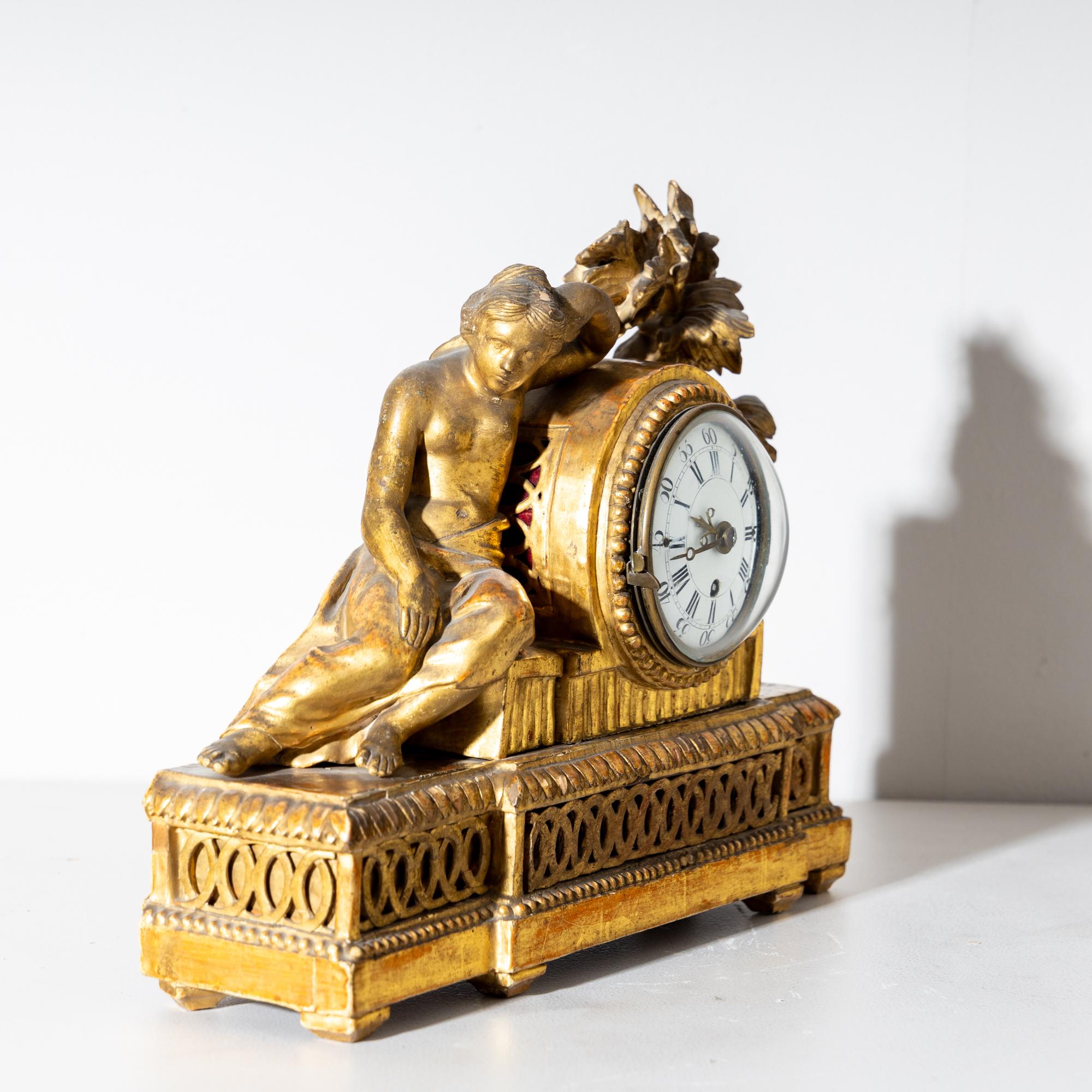 Louis Seize Mantel Clock in a Giltwood Case, End of 18th Century In Good Condition For Sale In Greding, DE