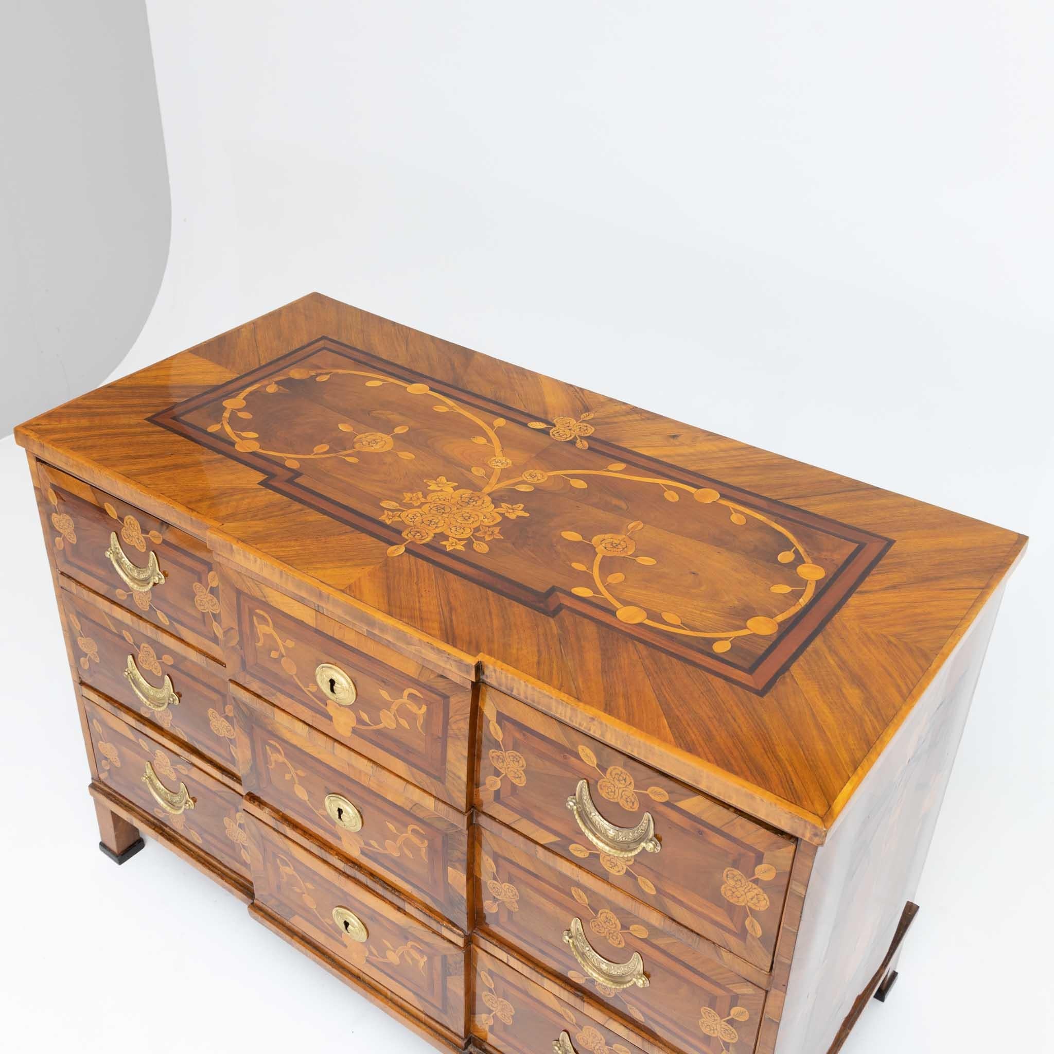 Louis Seize Marquetry Chest of Drawers, Walnut veneered, Late 18th Century In Good Condition For Sale In Greding, DE