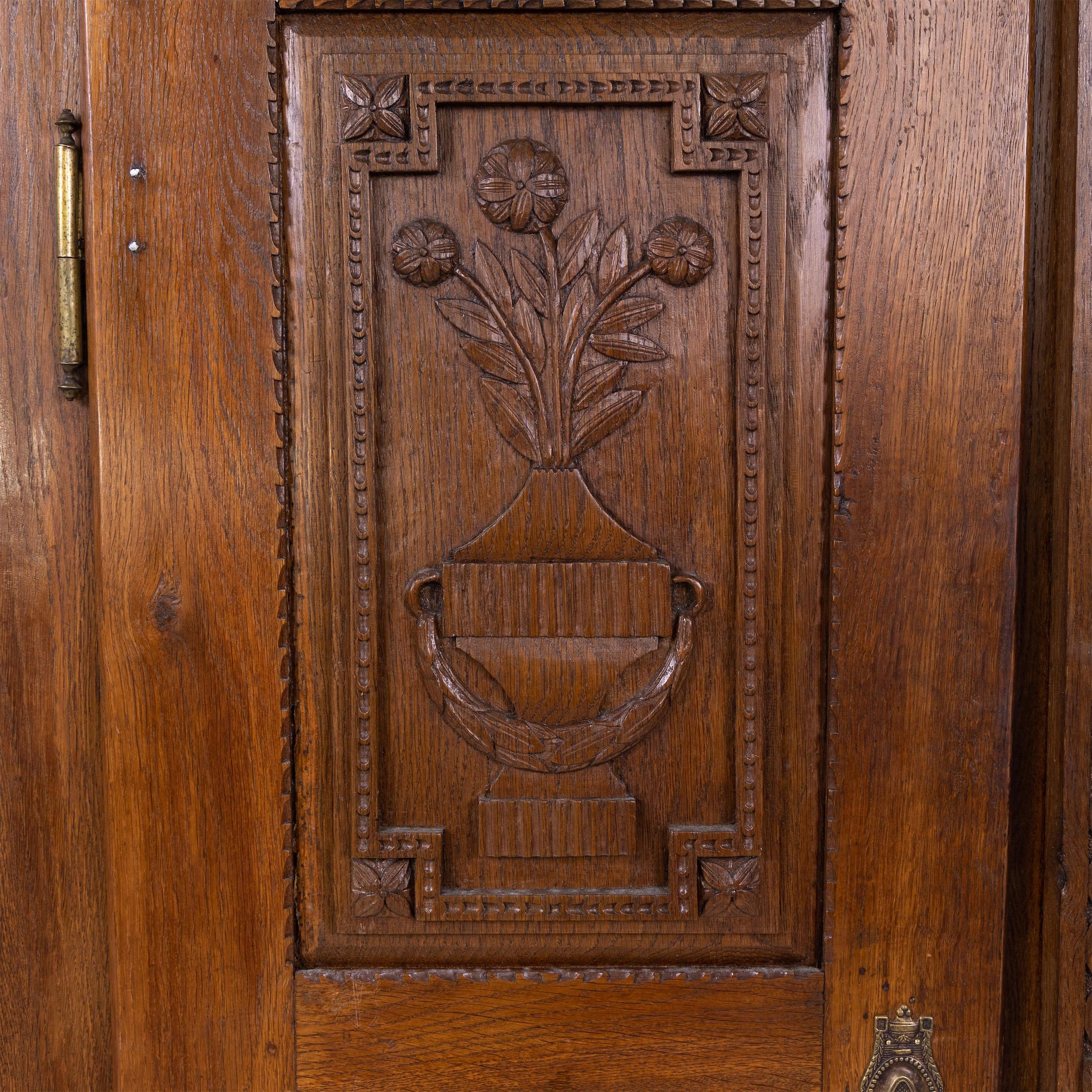 Louis Seize Oak Cabinet, Late 18th Century In Good Condition In Greding, DE