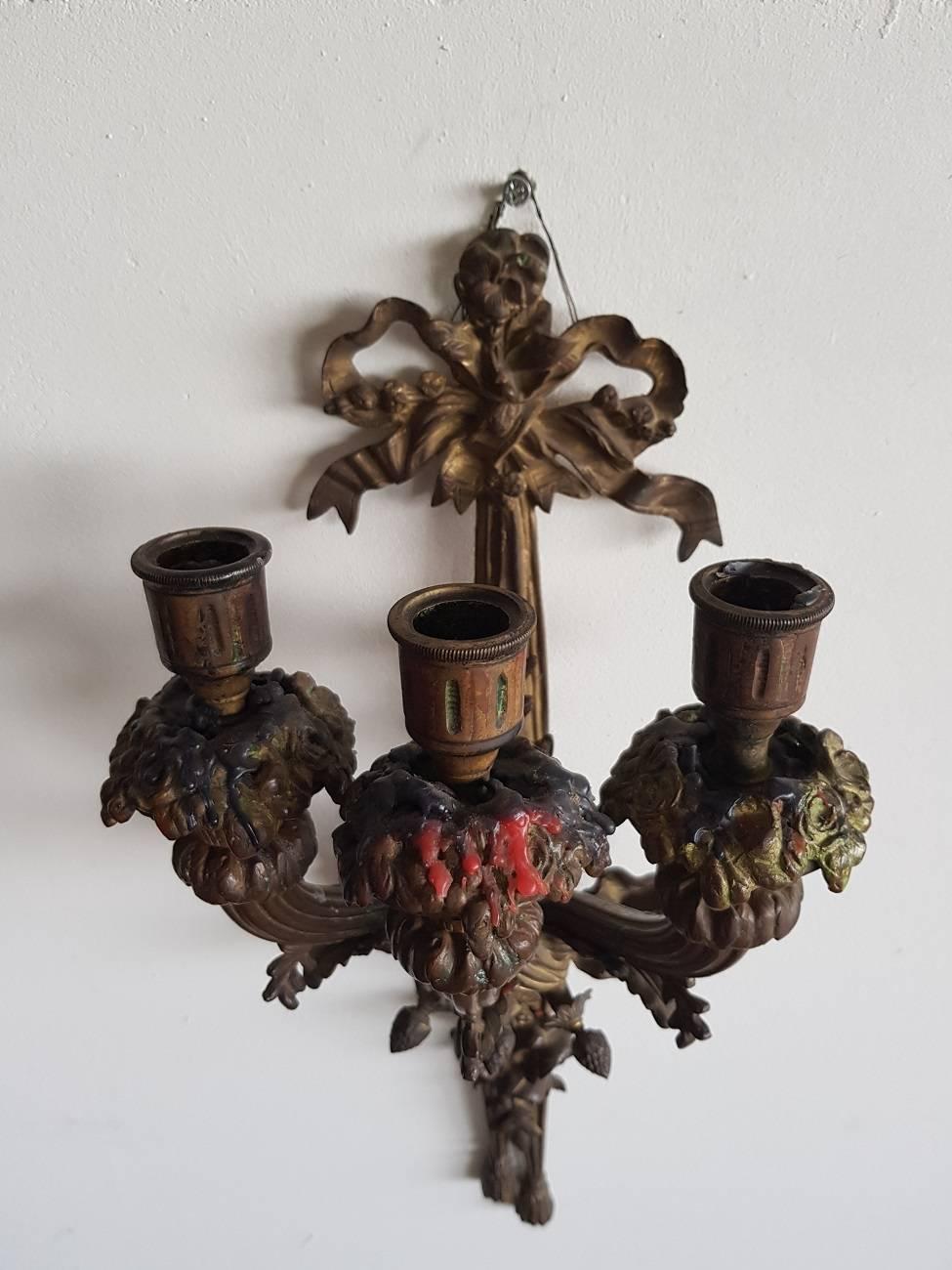 French bronze Louis XVI style wall applique with remains of old gilding from the 19th century. It’s richly decorated with knits, acorns, etc., further in a good but used condition with an old restoration in the back.

The measurements are:
Depth