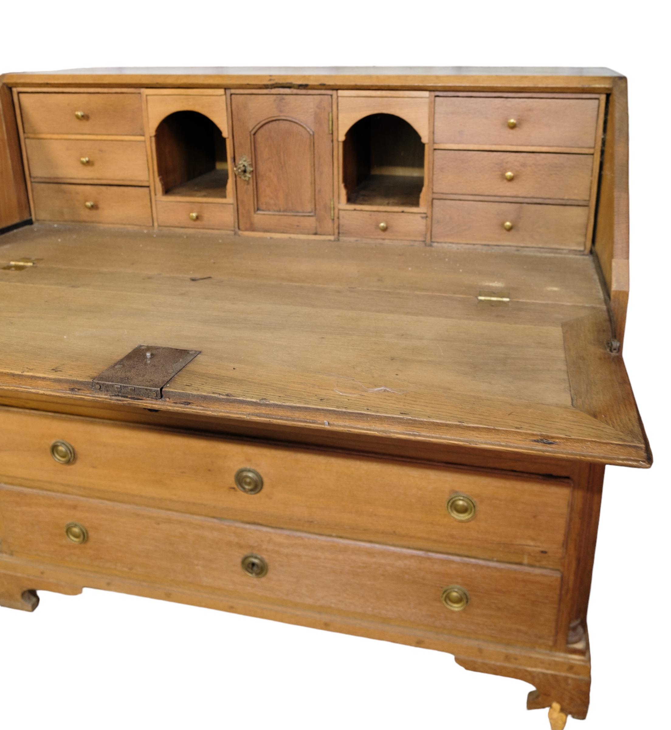 Louis Seize style chatol made in oak from around 1780s In Good Condition For Sale In Lejre, DK