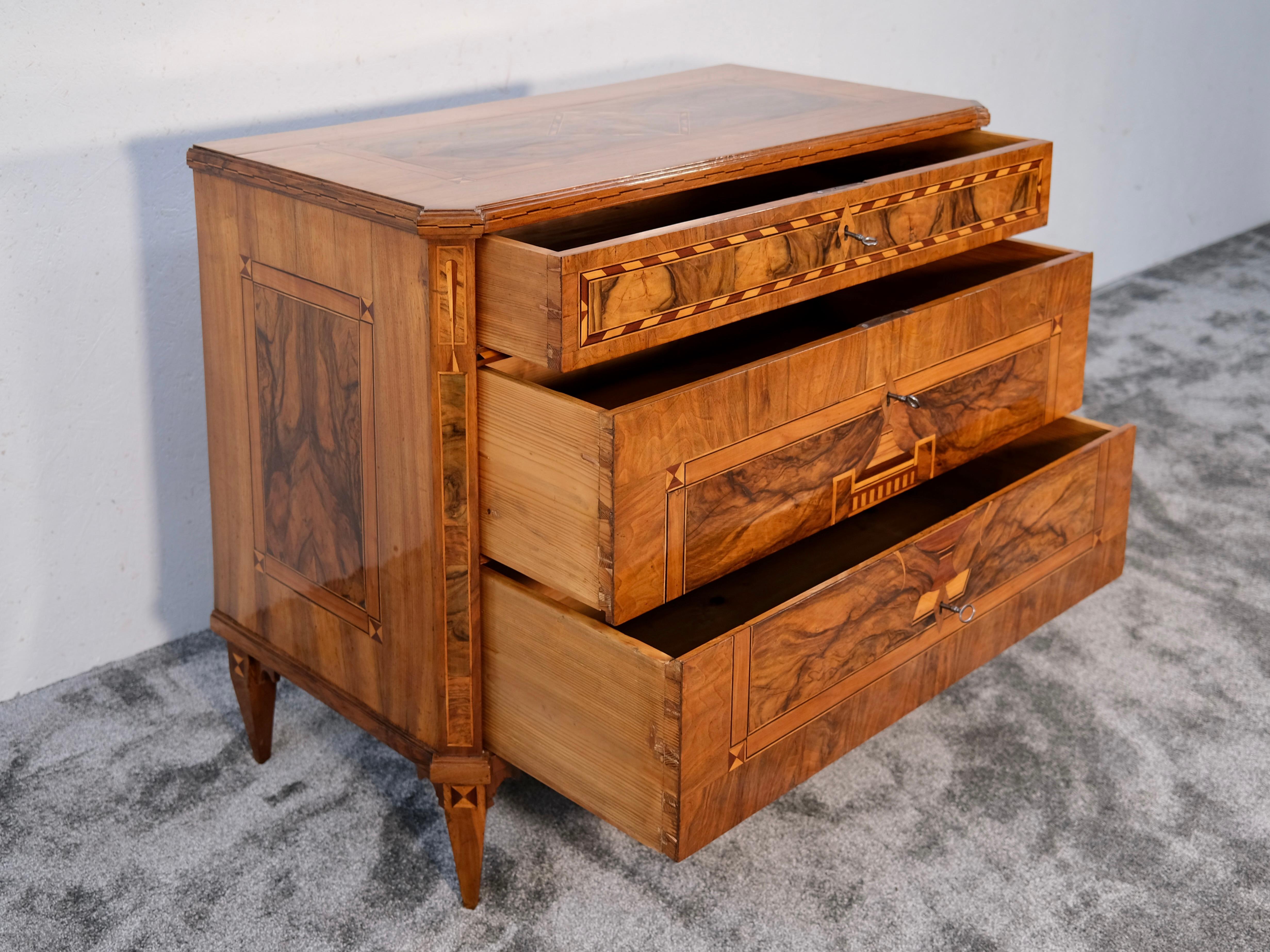 Commode Louis Seize XVI en bois de noyer avec marqueterie, France 1780s en vente 2