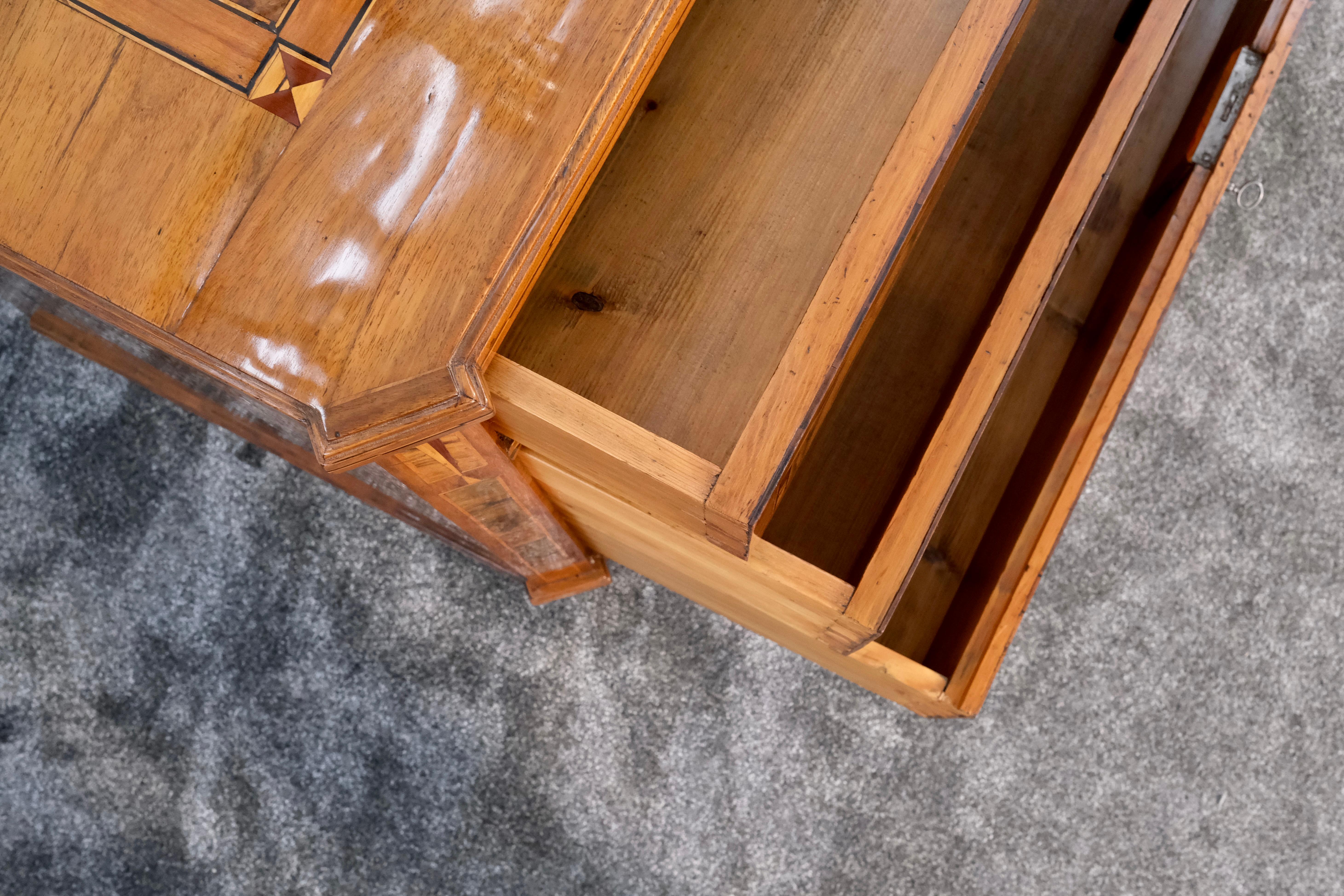 Commode Louis Seize XVI en bois de noyer avec marqueterie, France 1780s en vente 3