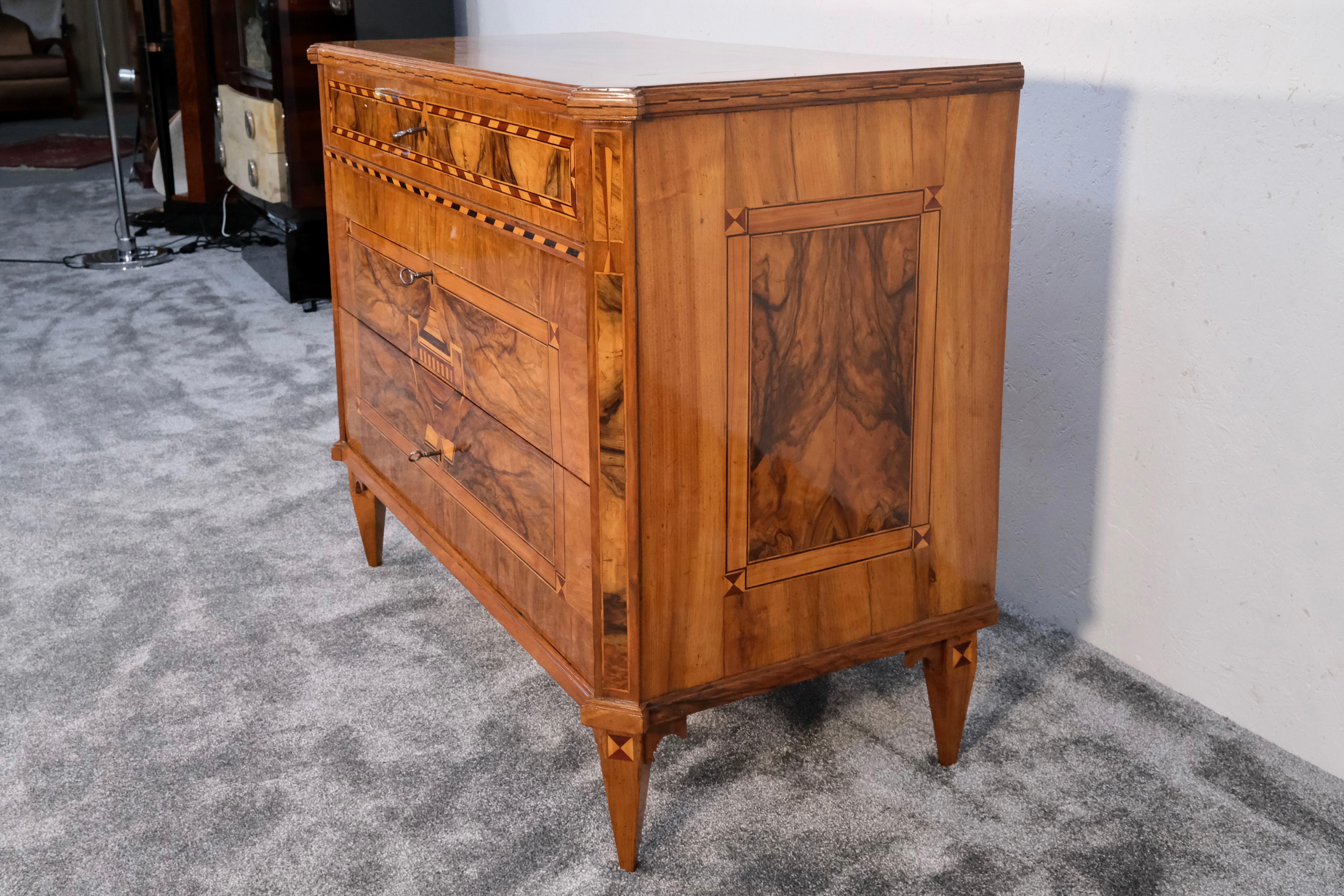 Commode Louis Seize XVI en bois de noyer avec marqueterie, France 1780s en vente 4
