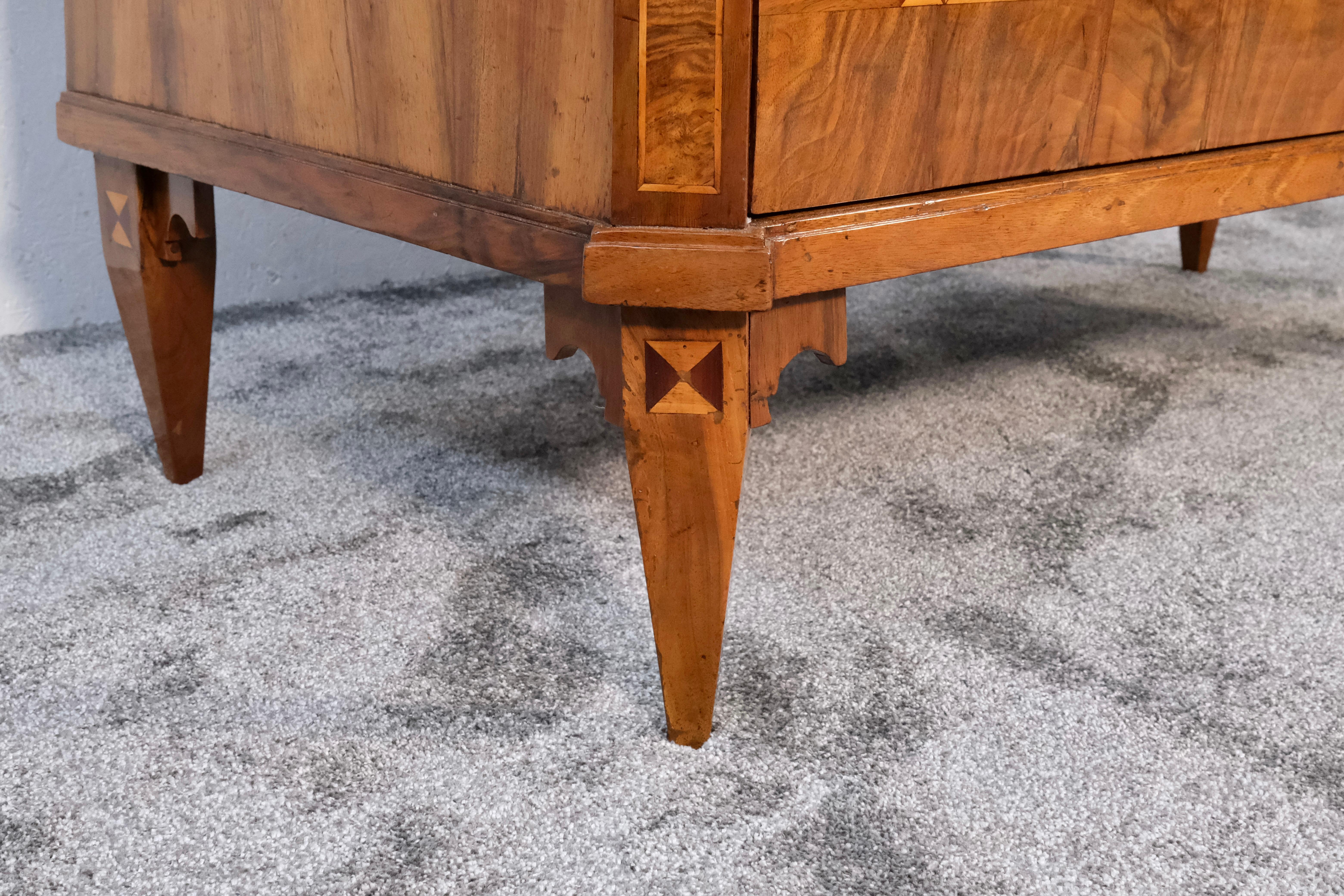 Commode Louis Seize XVI en bois de noyer avec marqueterie, France 1780s en vente 5