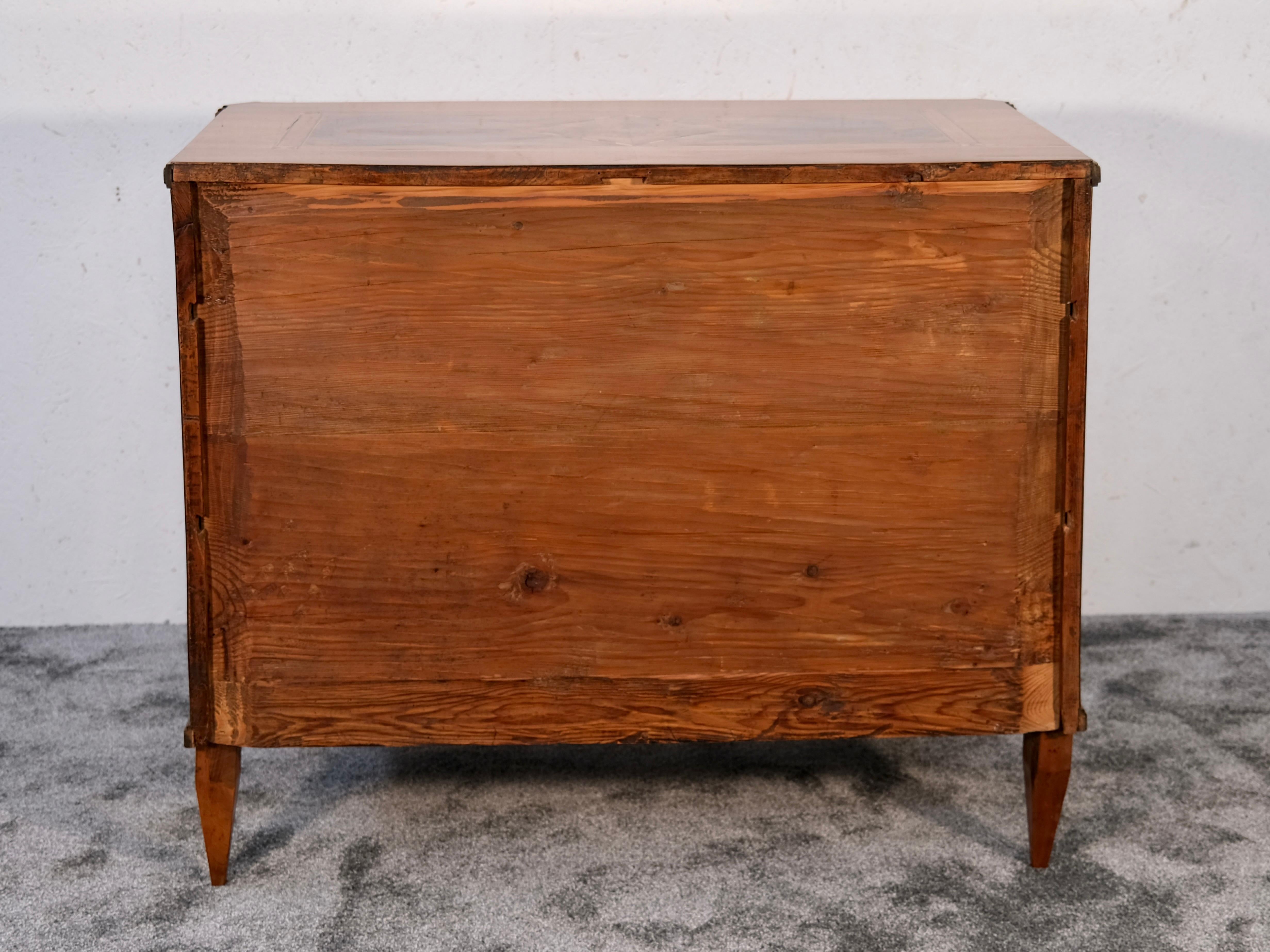 Commode Louis Seize XVI en bois de noyer avec marqueterie, France 1780s en vente 6