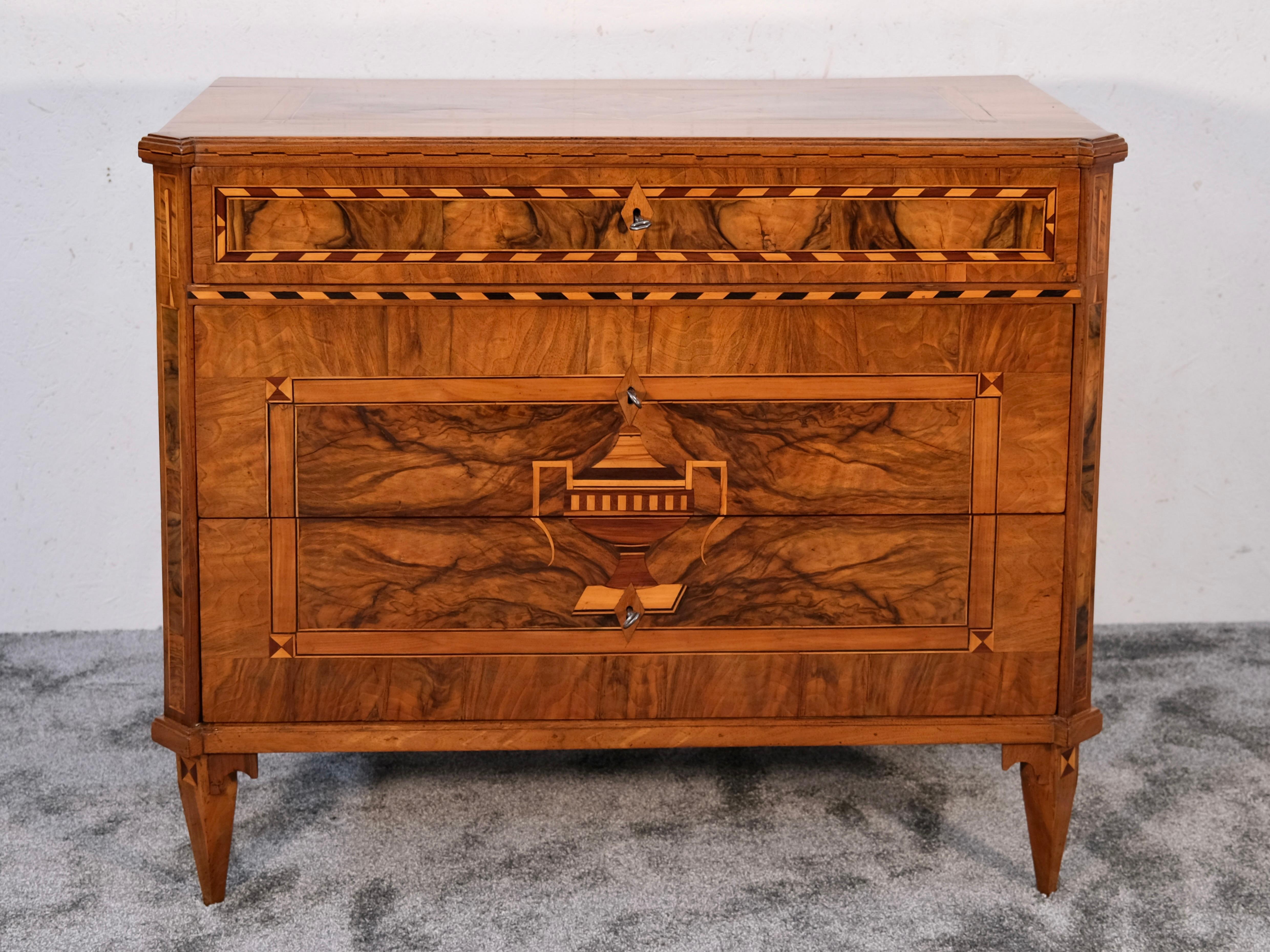 Exquise Commode Louis XVI en noyer avec marqueterie - France, c. 1780

Chef-d'œuvre de l'artisanat français du XVIIIe siècle, cette étonnante commode Louis XVI incarne l'élégance raffinée et la symétrie de l'époque. Fabriqué en France vers 1780, ce