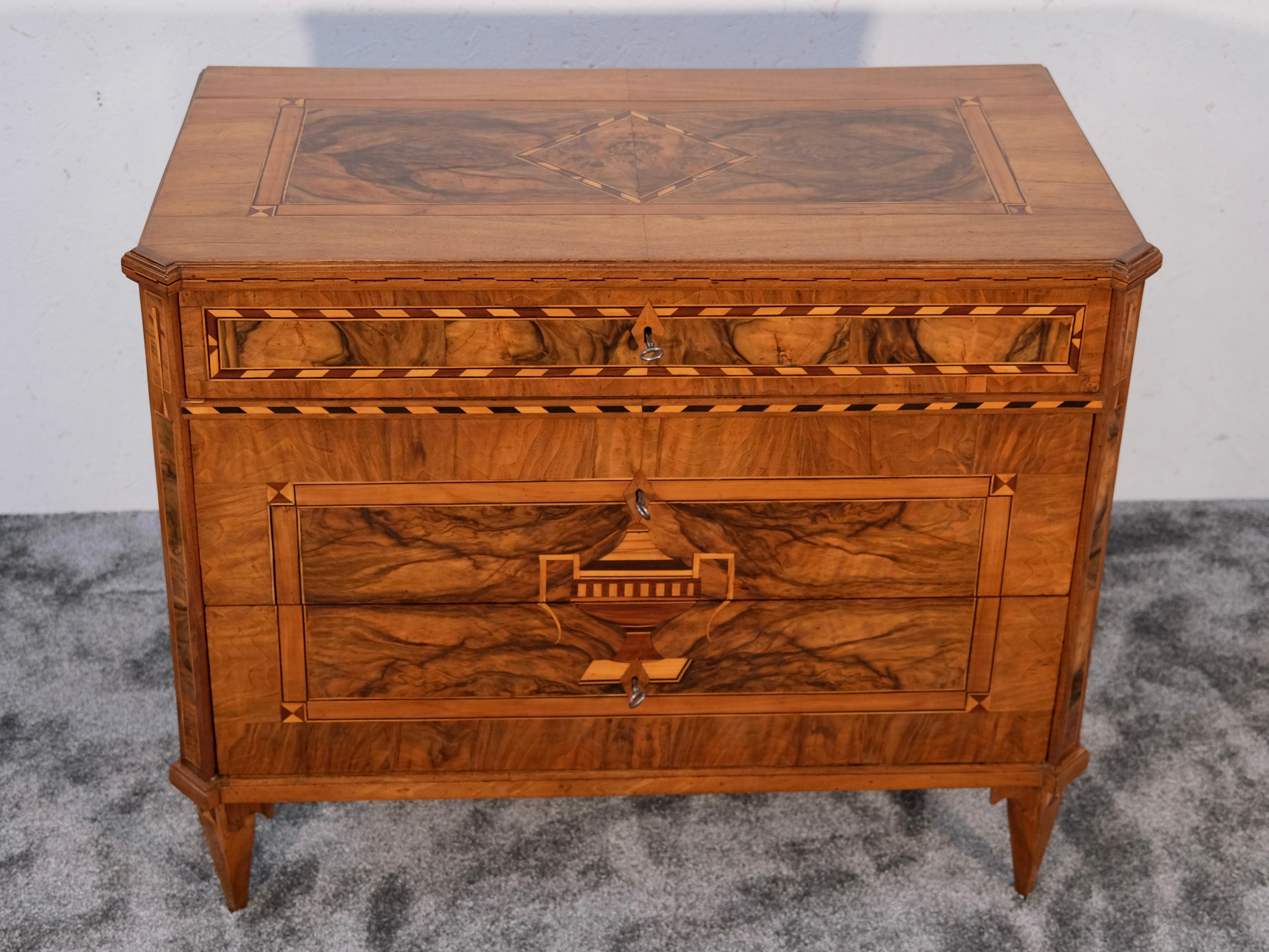 Louis XVI Commode Louis Seize XVI en bois de noyer avec marqueterie, France 1780s en vente