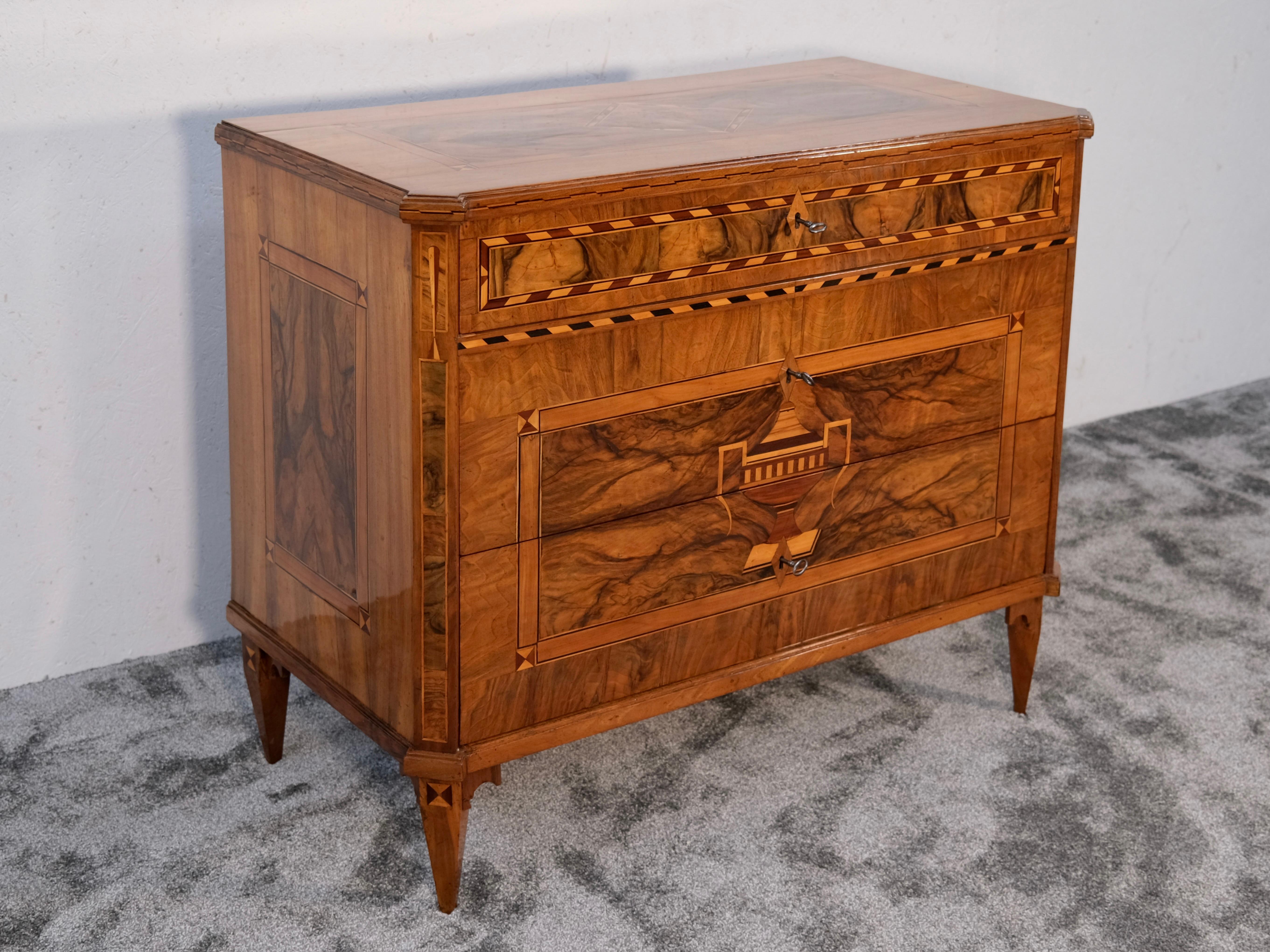 Français Commode Louis Seize XVI en bois de noyer avec marqueterie, France 1780s en vente