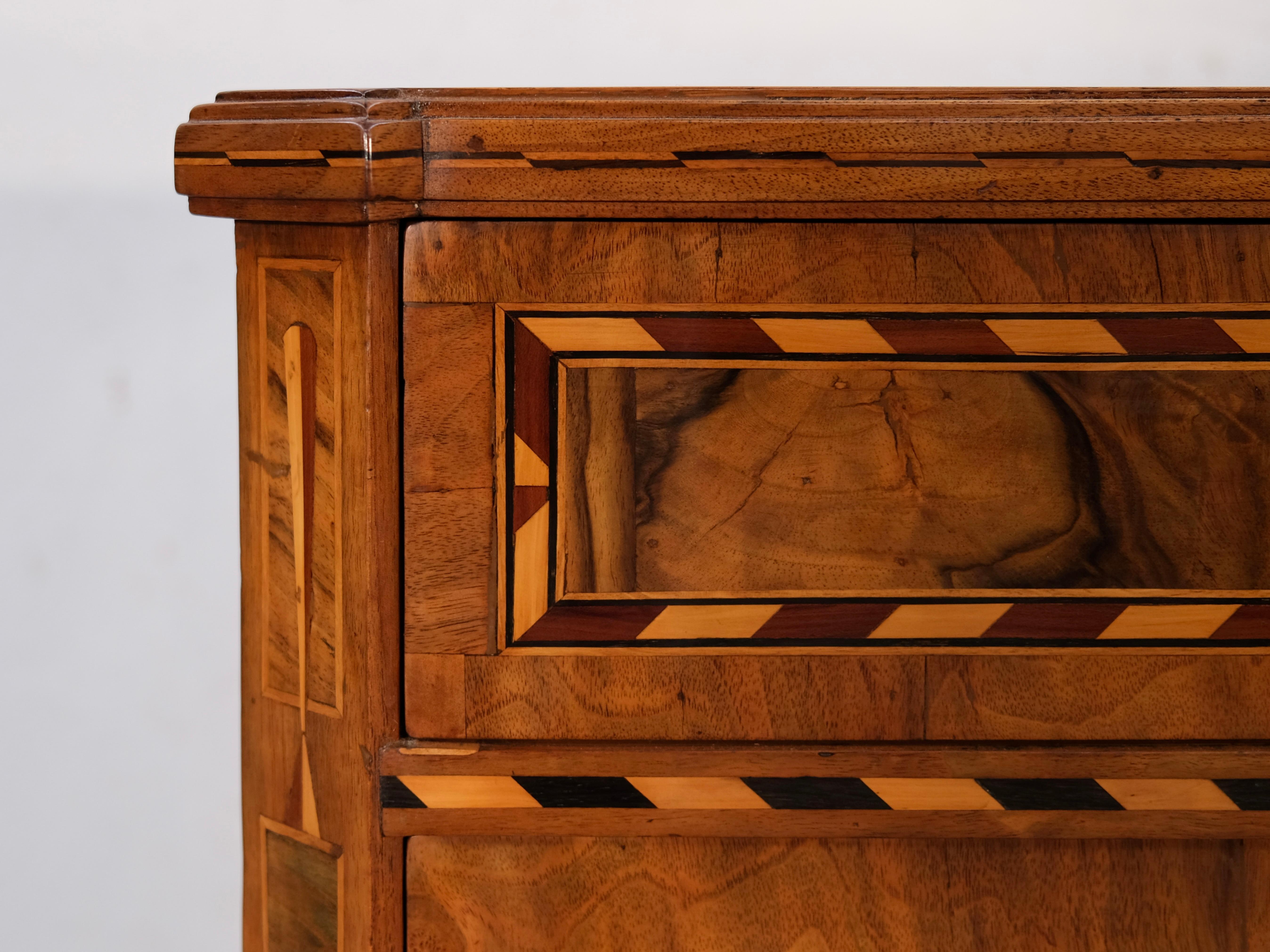 Poli Commode Louis Seize XVI en bois de noyer avec marqueterie, France 1780s en vente