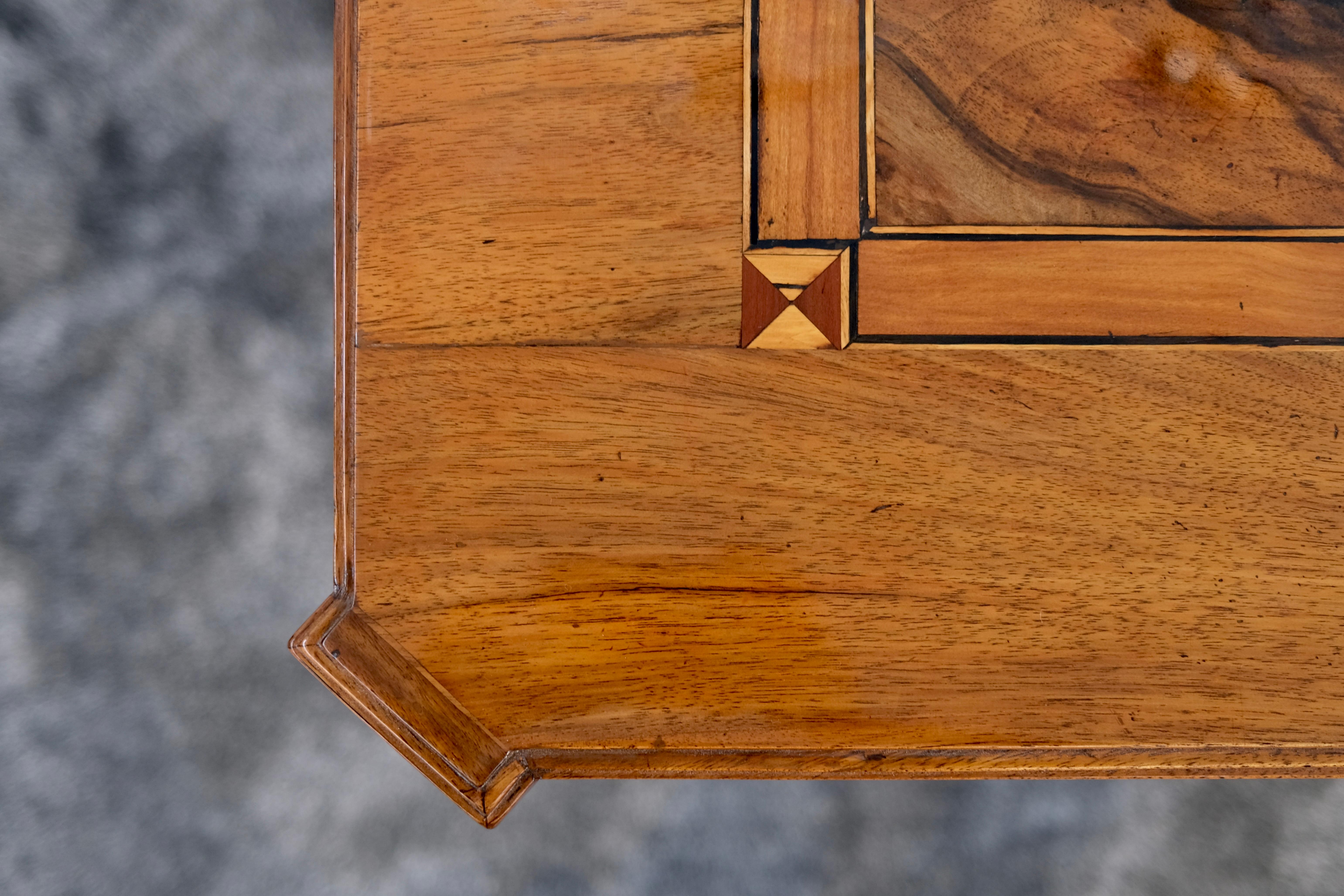 Commode Louis Seize XVI en bois de noyer avec marqueterie, France 1780s État moyen - En vente à Ulm, DE