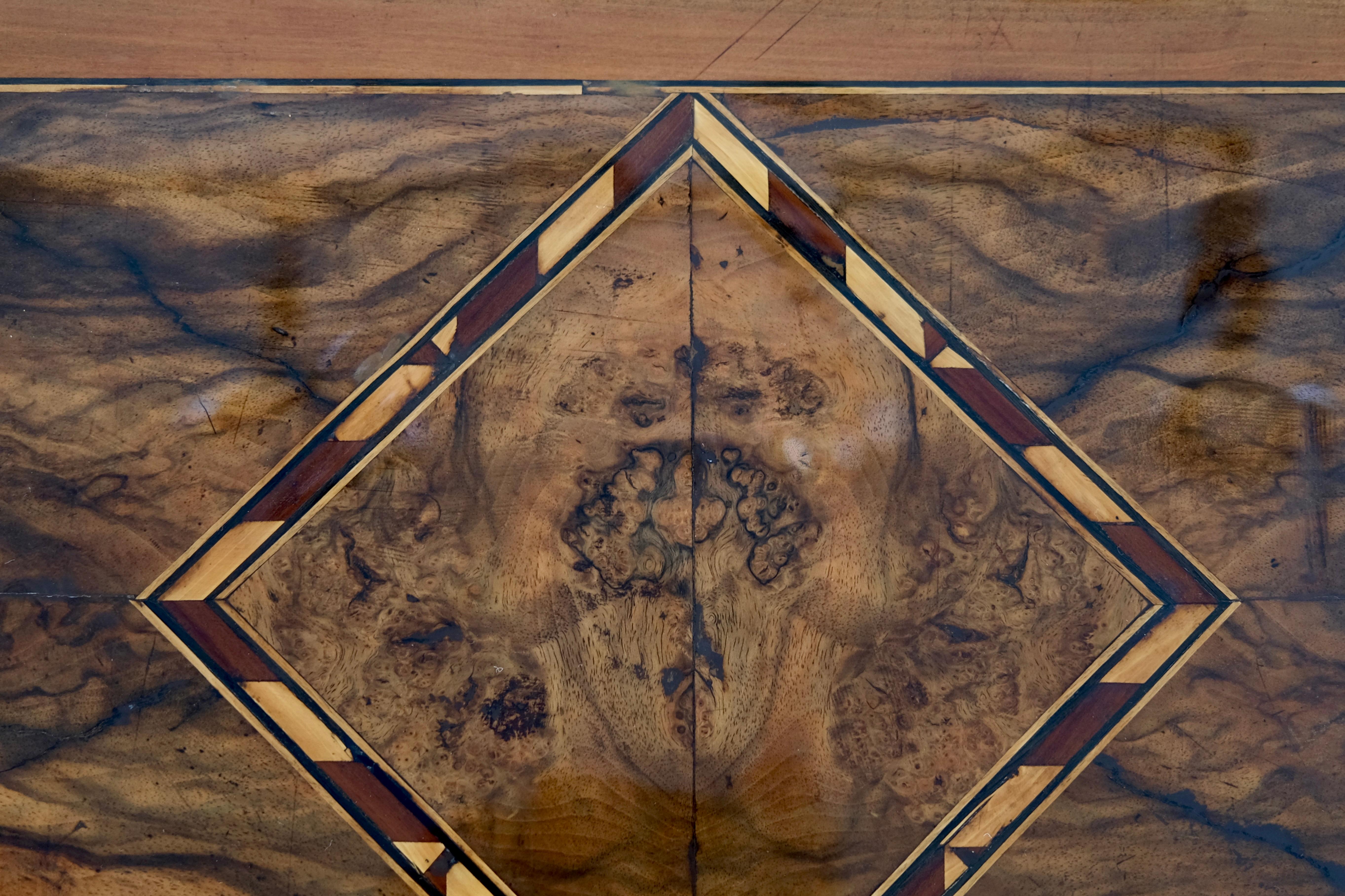 XVIIIe siècle Commode Louis Seize XVI en bois de noyer avec marqueterie, France 1780s en vente