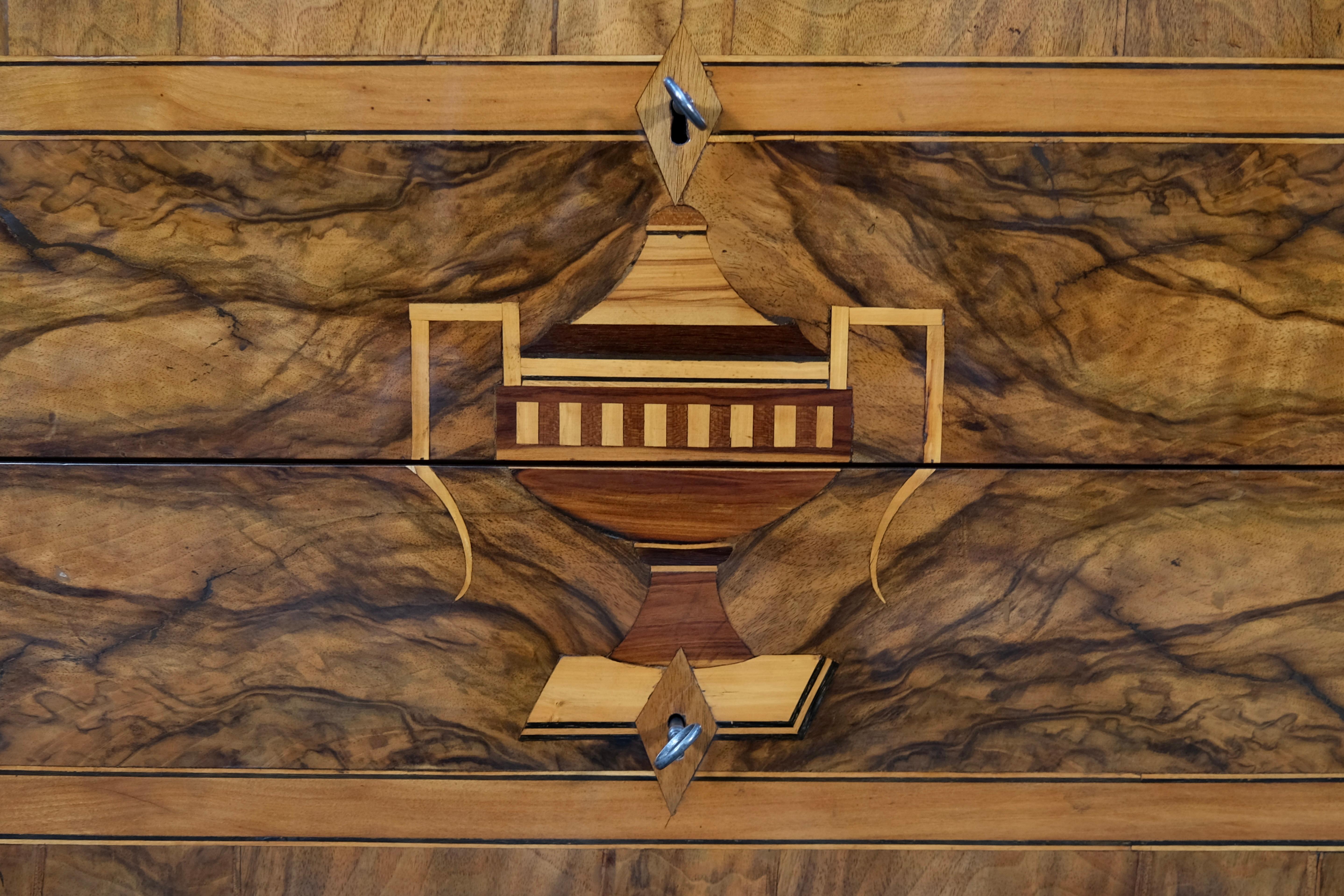 Noyer Commode Louis Seize XVI en bois de noyer avec marqueterie, France 1780s en vente