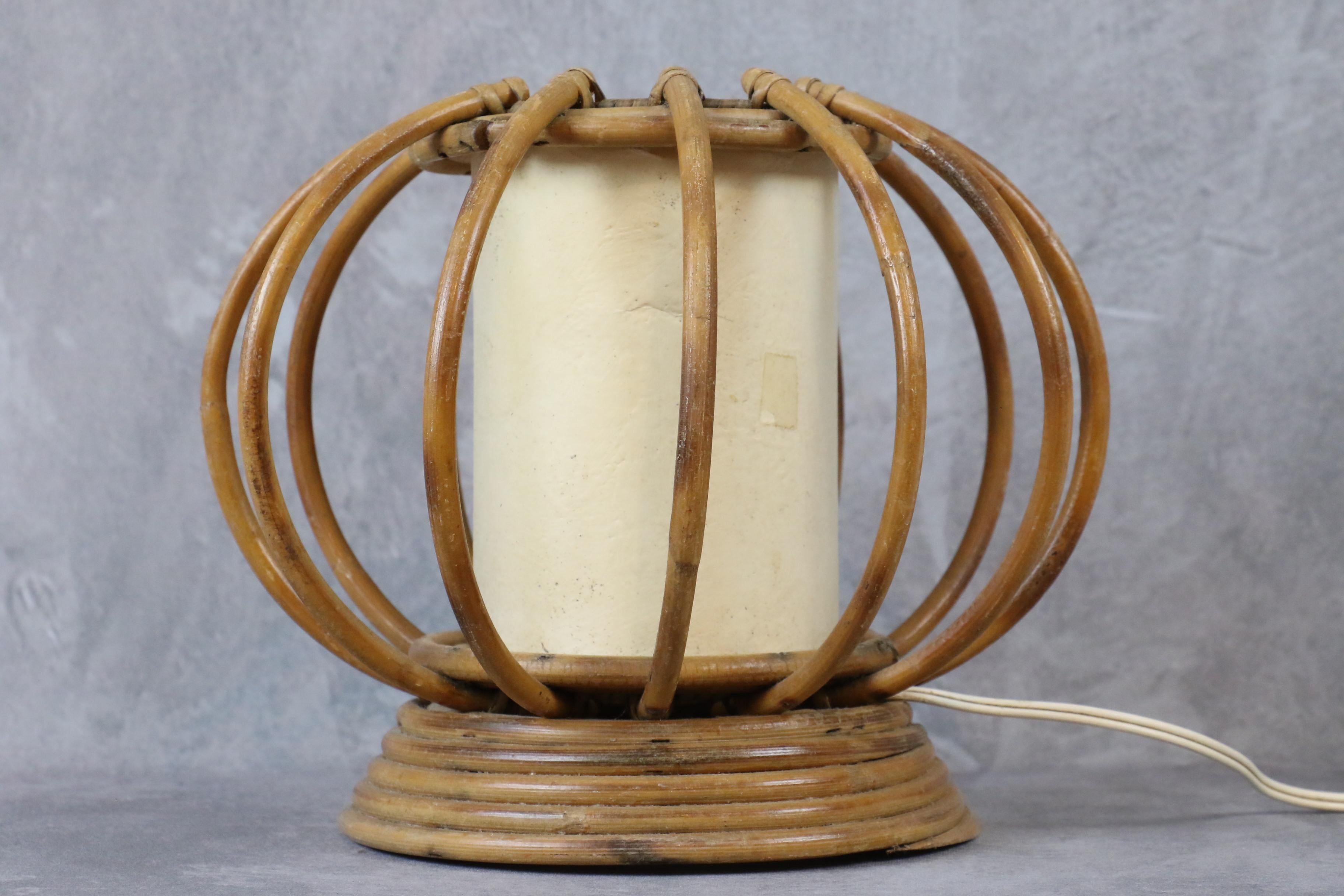 Louis Sognot Bamboo and Rattan Table Lamp Mid-Century Modern 1960, France In Good Condition For Sale In Camblanes et Meynac, FR