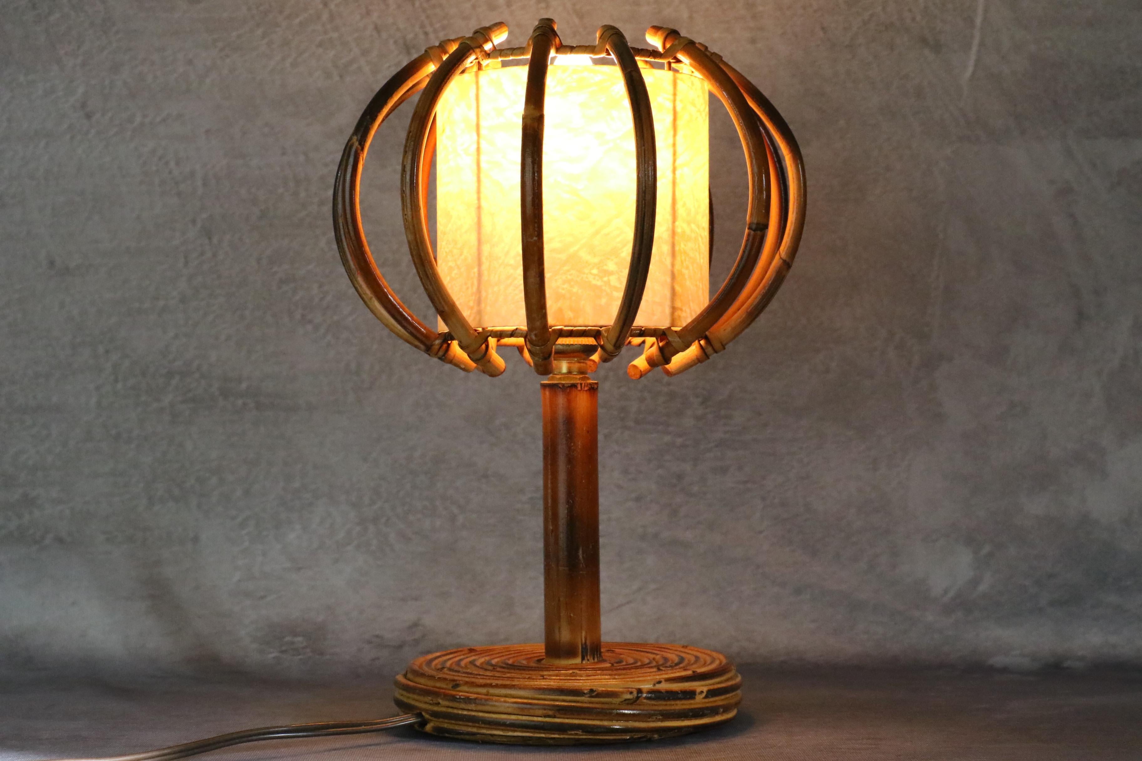 Français Lampe de bureau Louis Sognot en bambou et rotin mi-siècle moderne, France, 1960 en vente