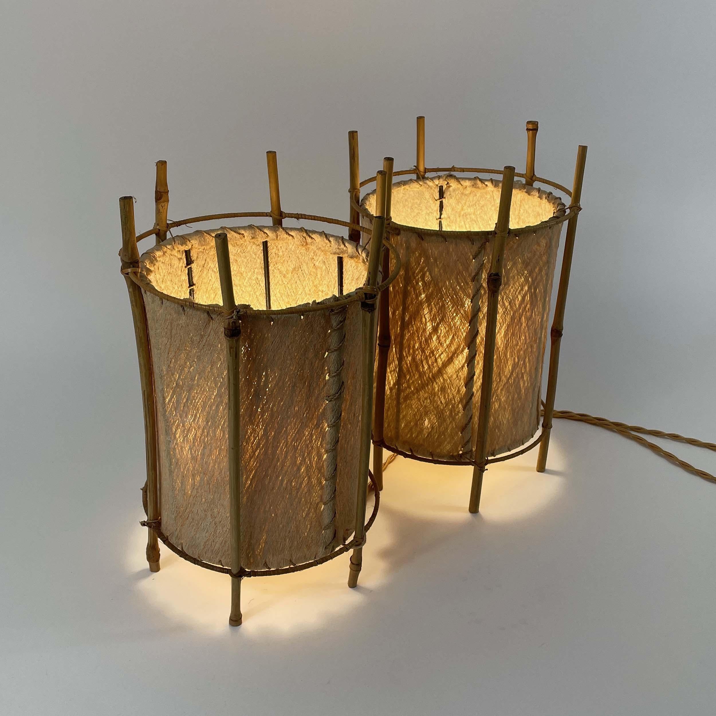 Lampes de table en bambou et parchemin Louis Sognot, France années 1950 Bon état - En vente à NUEMBRECHT, NRW
