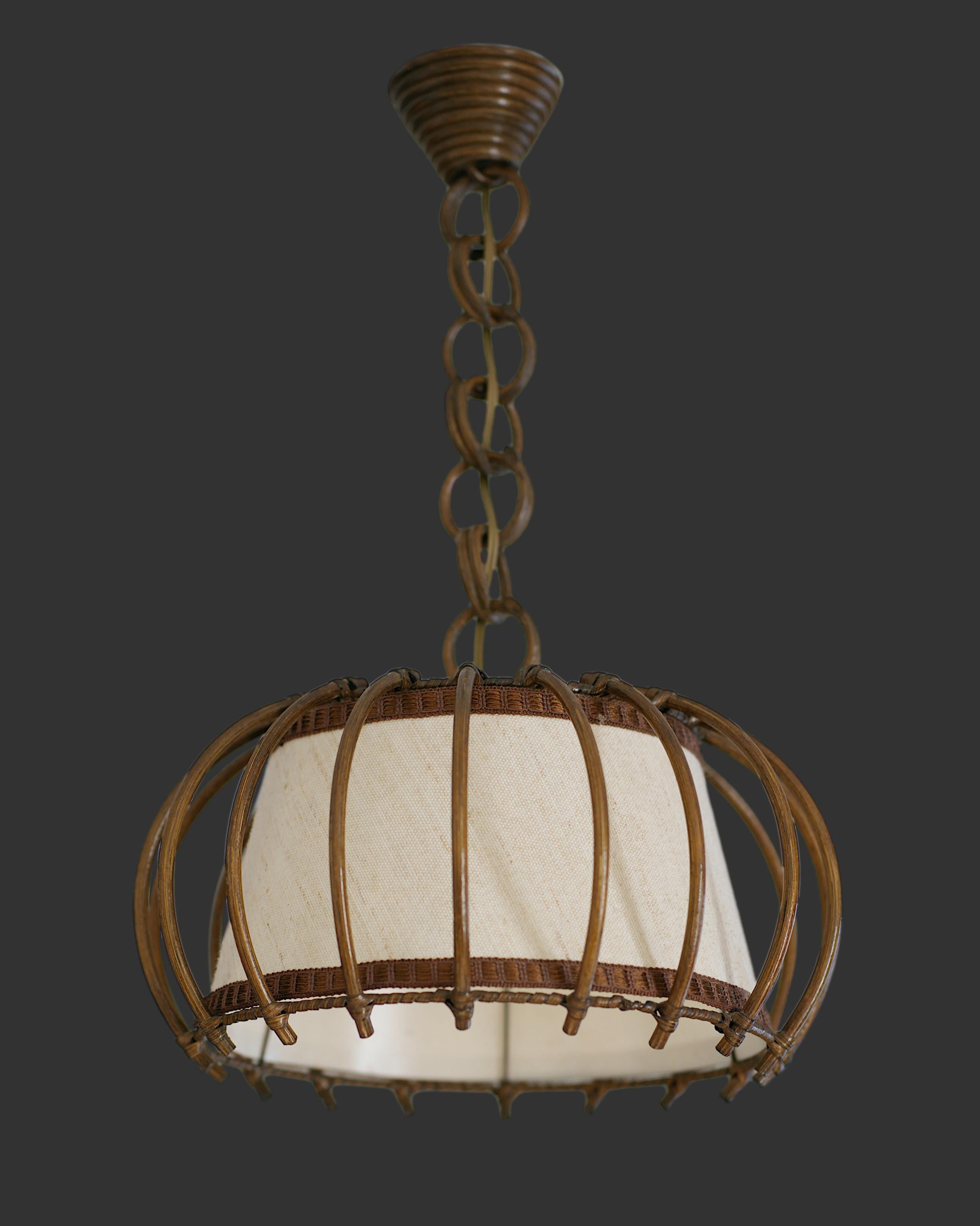 Lampadario a sospensione in bambù di Louis Sognot, Francia, anni 1950. Fabrice e tessuto. Altezza: 20.5