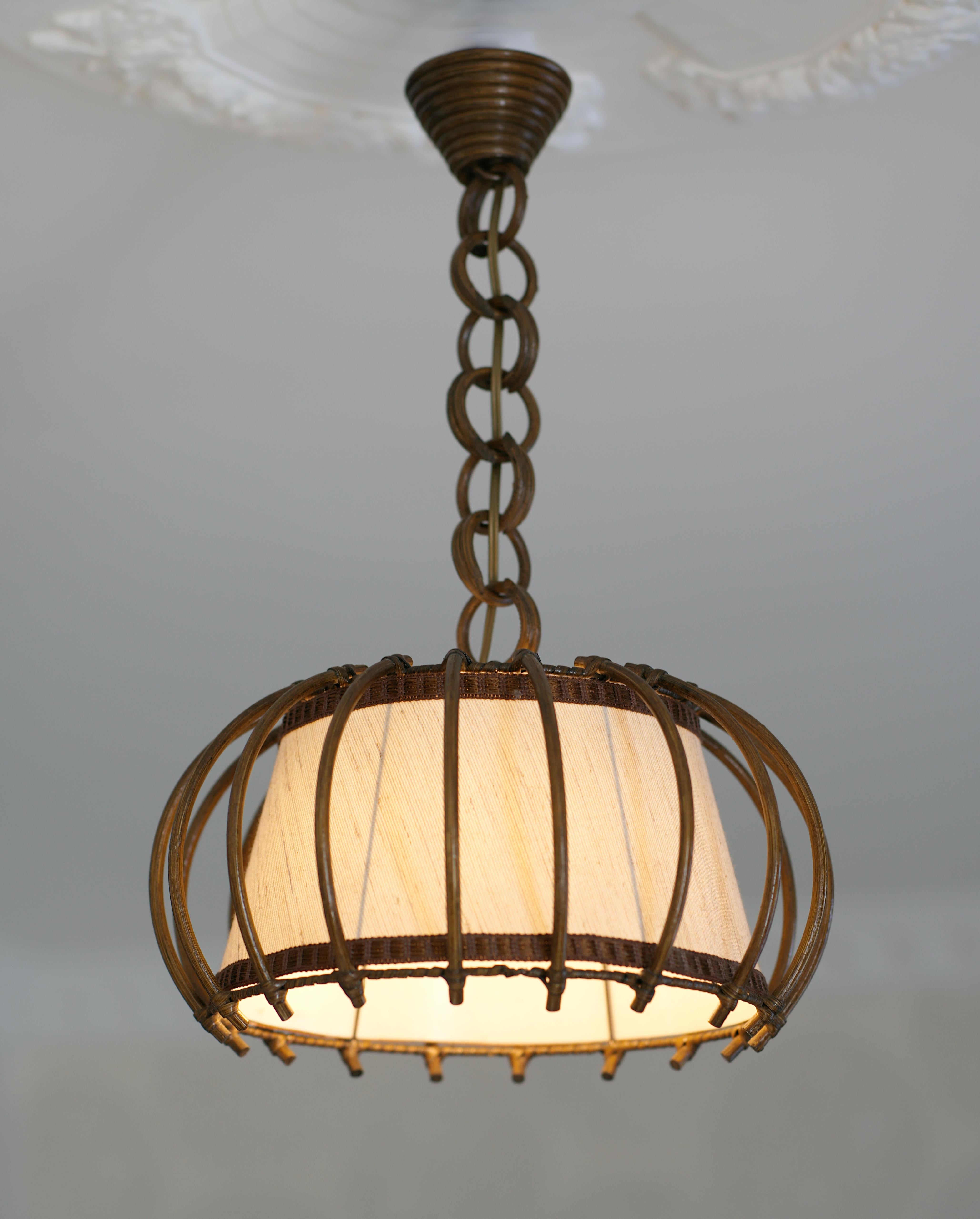 Mid-Century moderno Lampadario a sospensione in bambù Louis Sognot, anni '50 in vendita