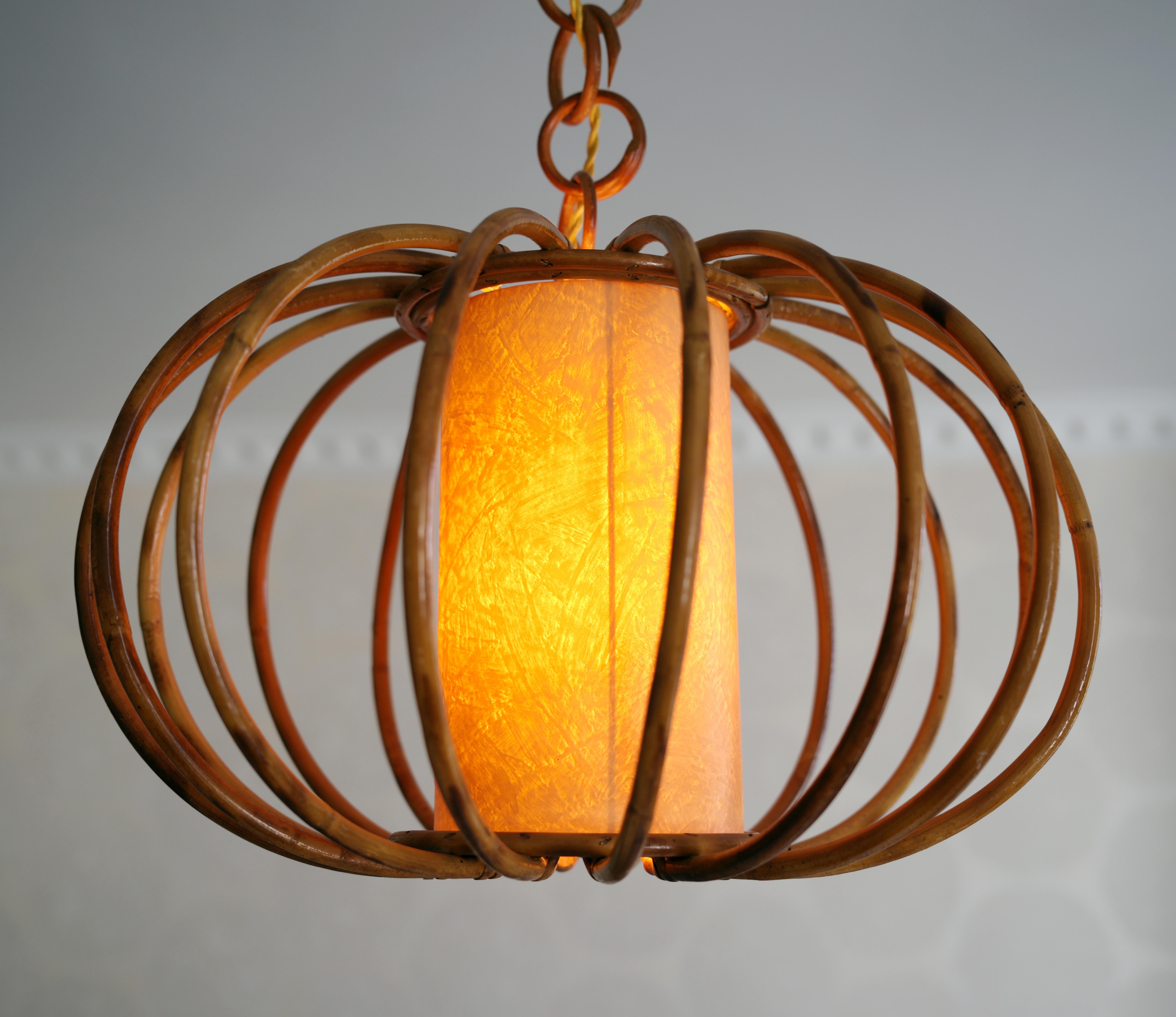 Lámpara colgante de bambú Louis SOGNOT, años 50 Tela en venta