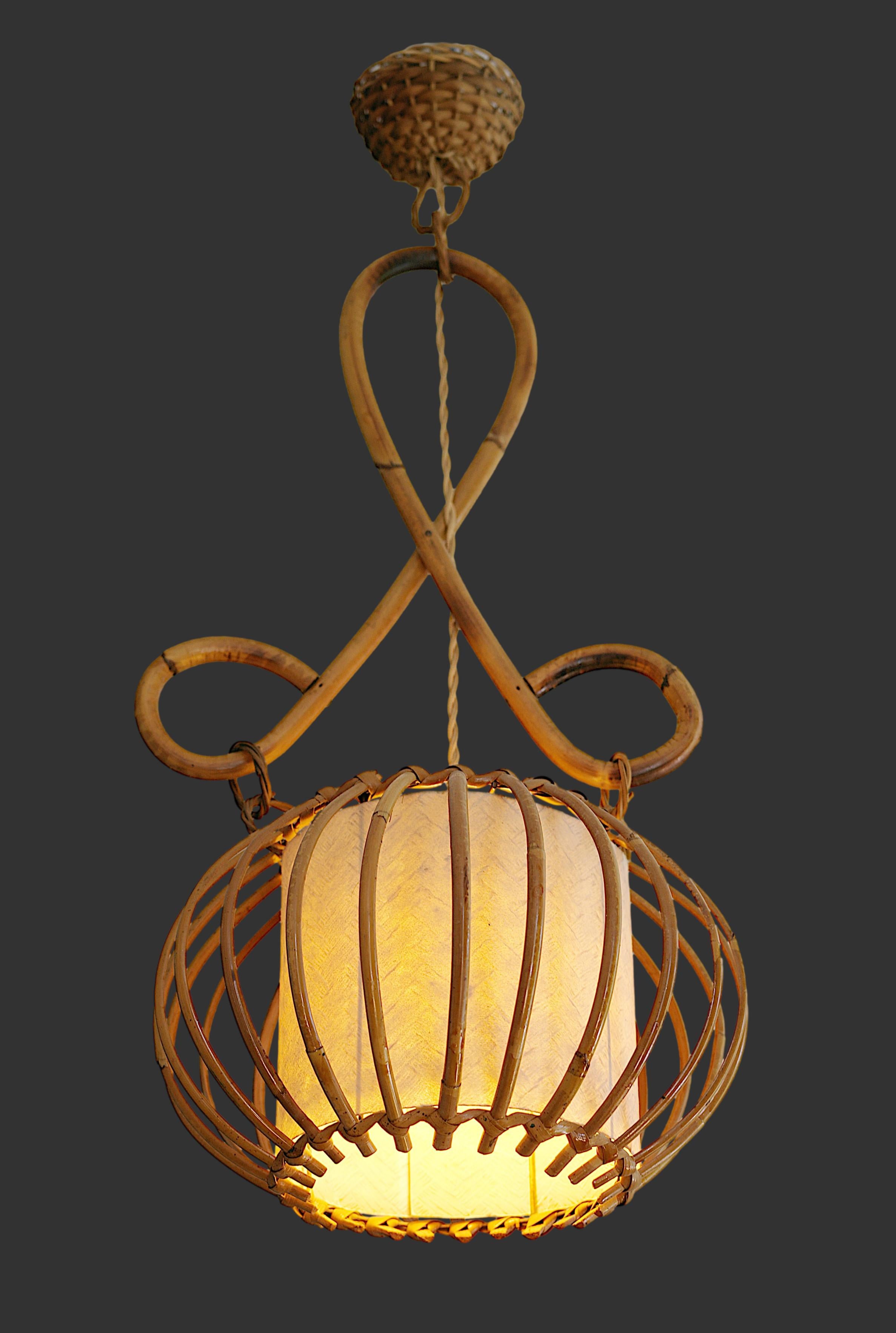 Lanterne en bambou de Louis SOGNOT, France, années 1950. Bambou, rotin et papier. Abat-jour original en faux osier tressé. Hauteur : 23.5